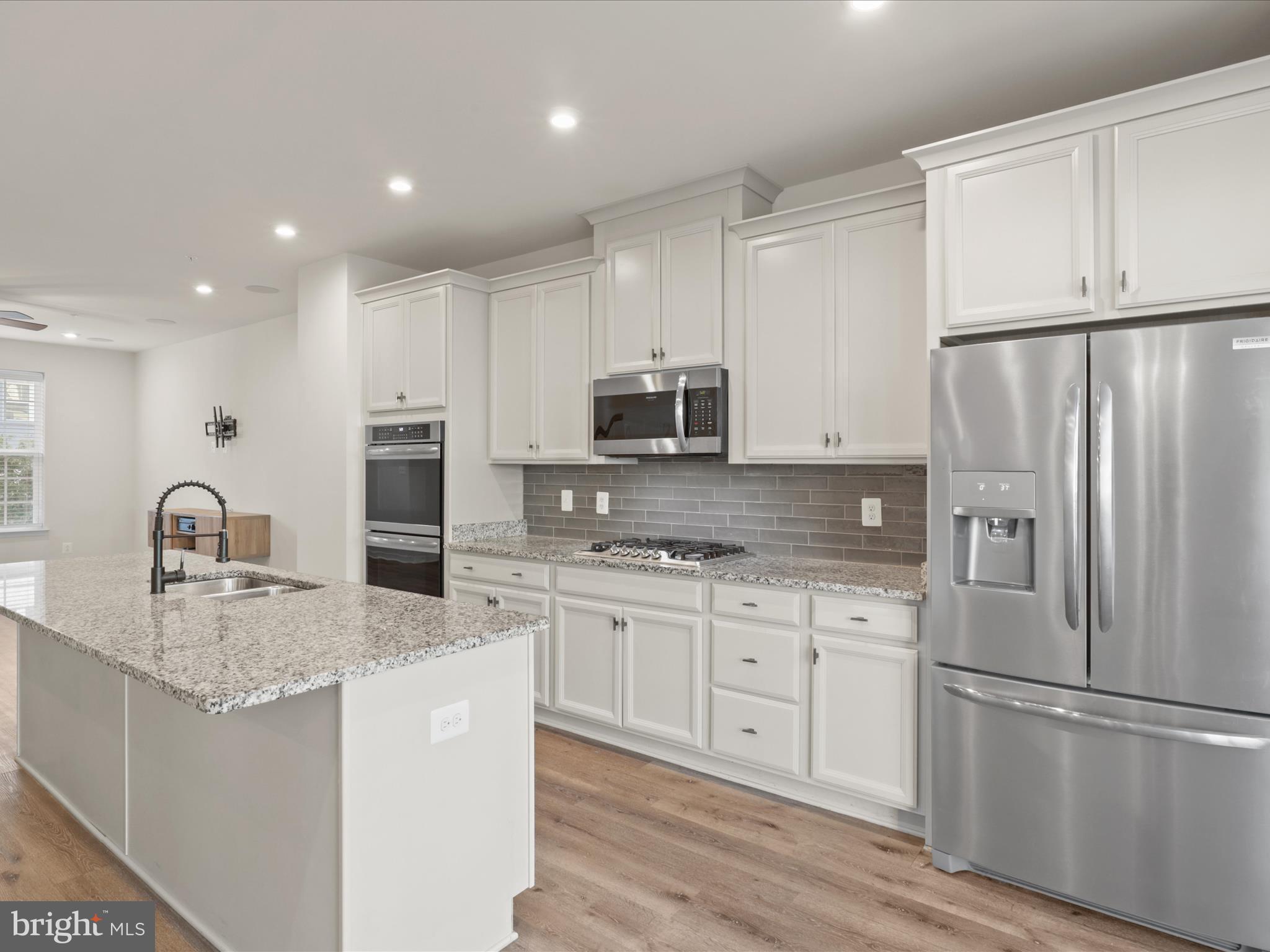 METRO POINTE - Residential