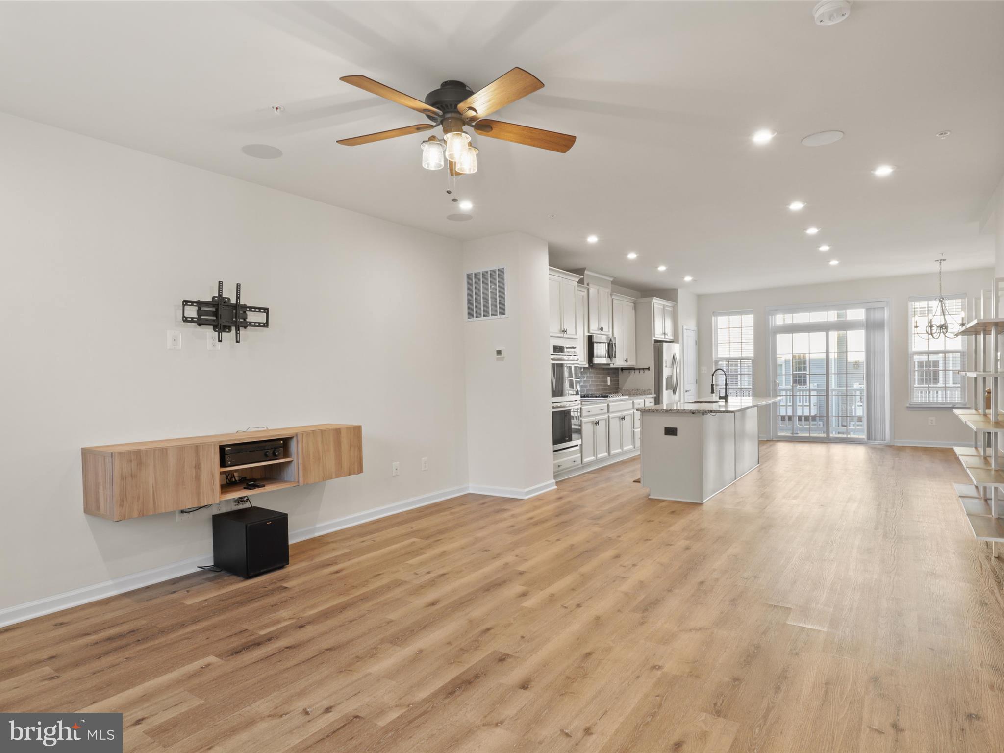 METRO POINTE - Residential