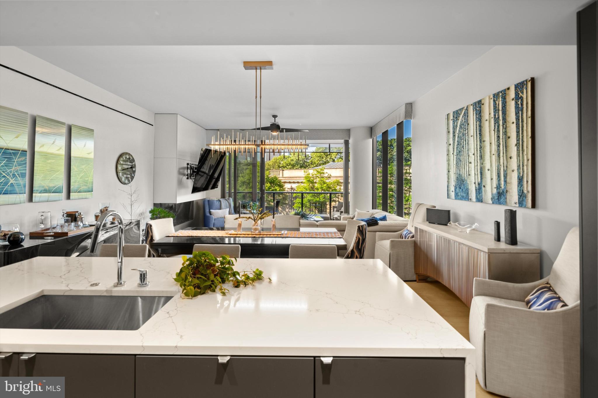LOGAN SQUARE - Residential