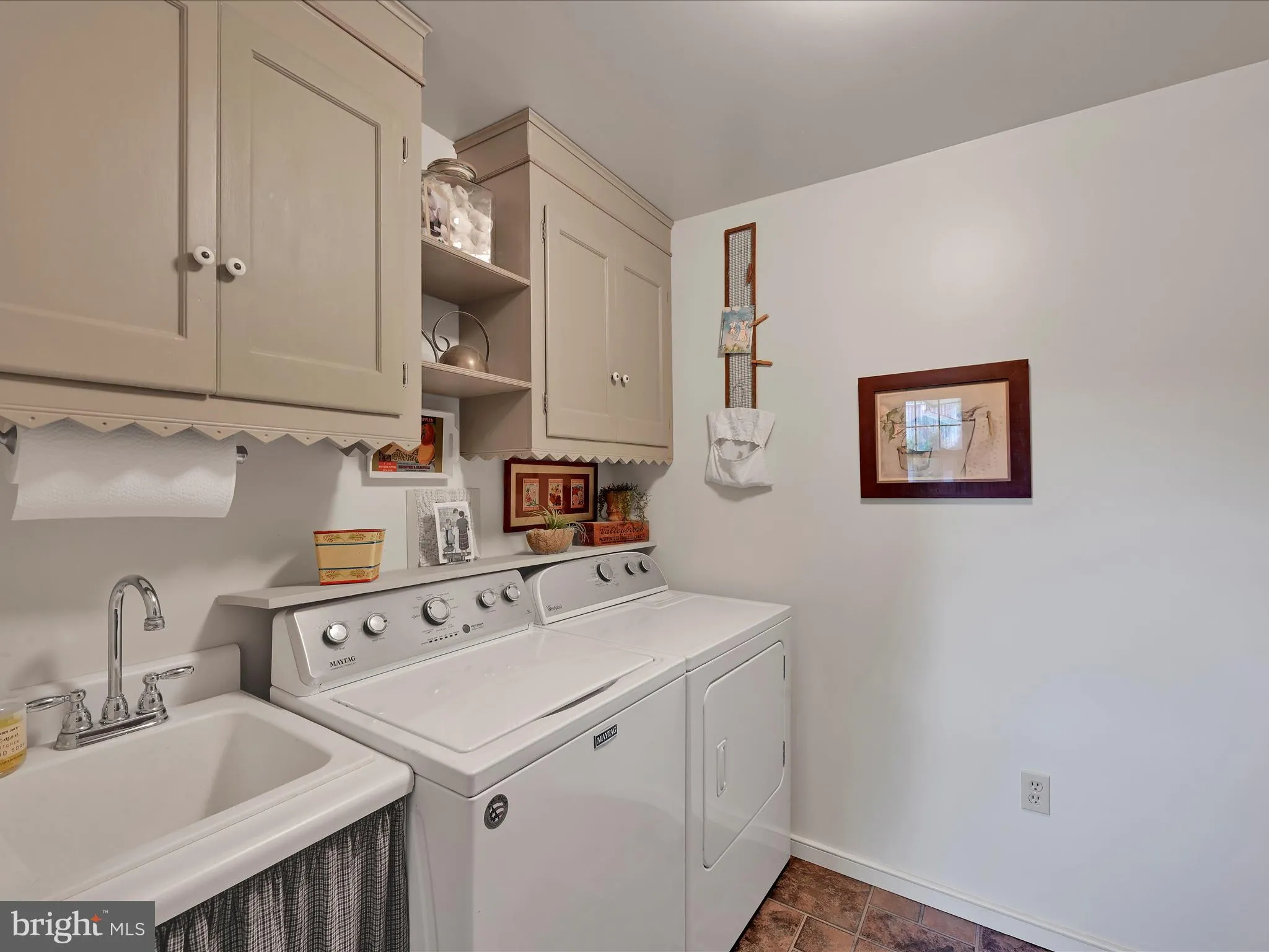 Lititz, Pennsylvania 17543, United States, 5 Bedrooms Bedrooms, ,2 BathroomsBathrooms,Residential,Pending,192214