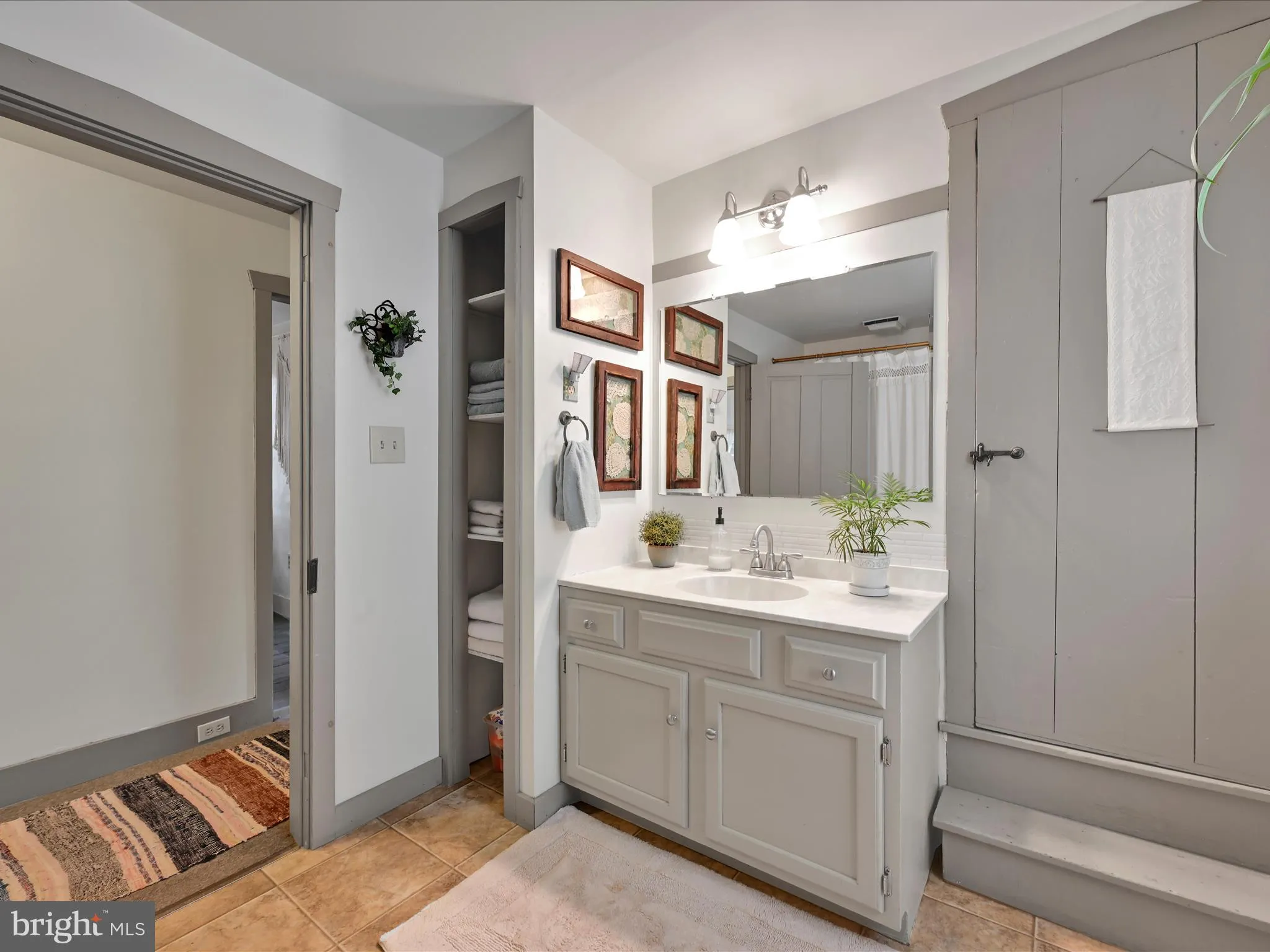 Lititz, Pennsylvania 17543, United States, 5 Bedrooms Bedrooms, ,2 BathroomsBathrooms,Residential,Pending,192214