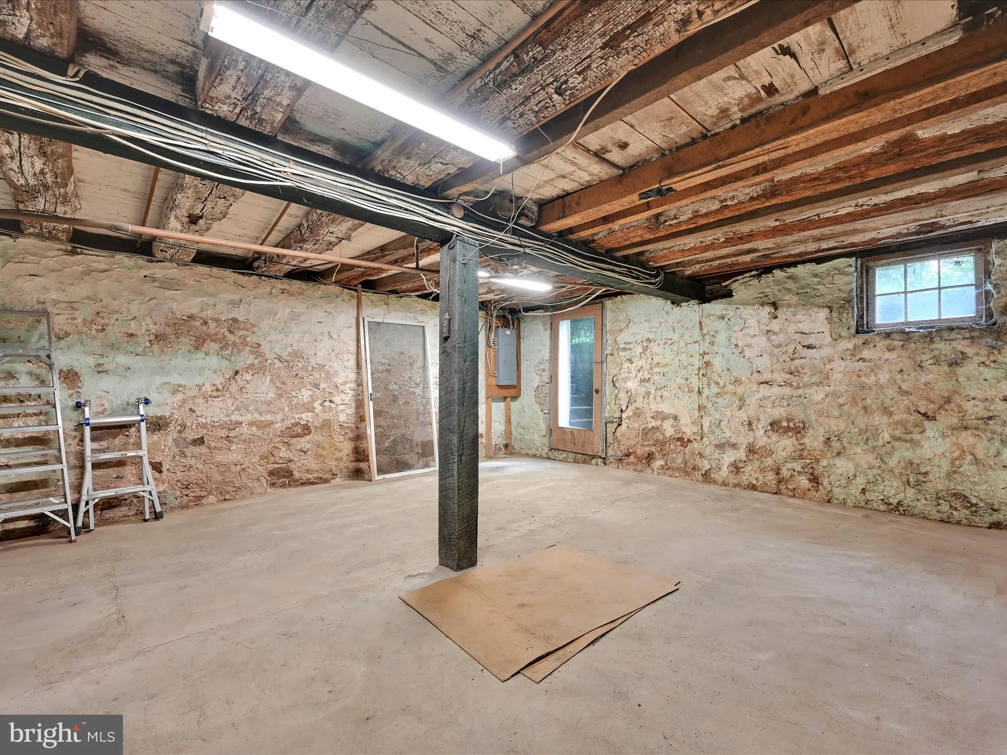 Lititz, Pennsylvania 17543, United States, 5 Bedrooms Bedrooms, ,2 BathroomsBathrooms,Residential,Pending,192214