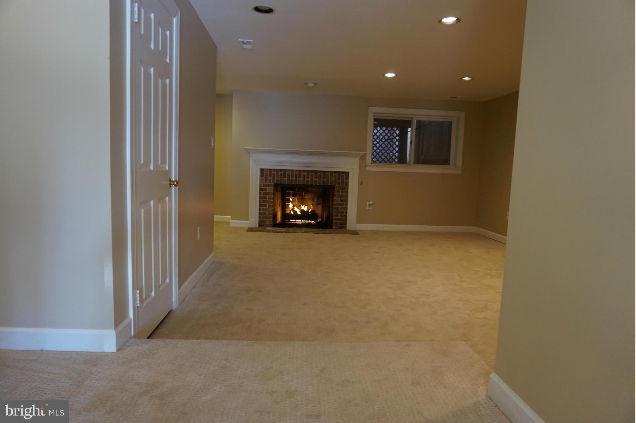 HAMPTONS OF MCLEAN - Residential Lease