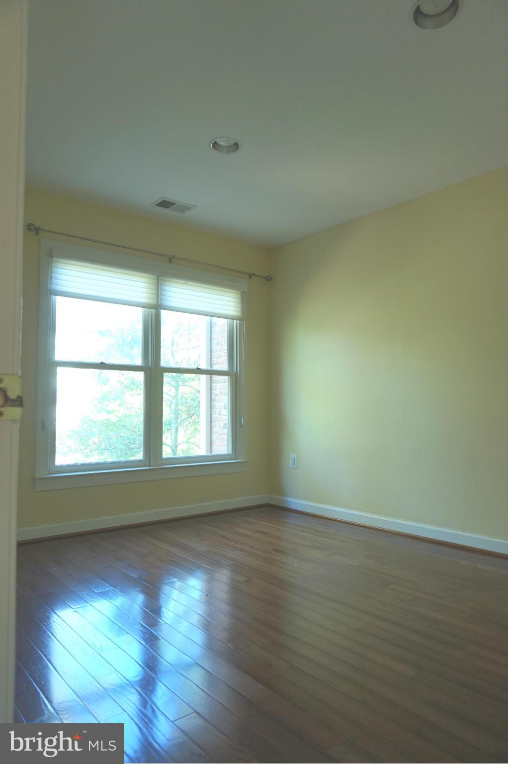 HAMPTONS OF MCLEAN - Residential Lease