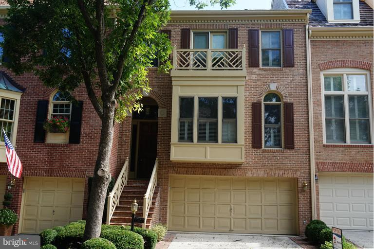 HAMPTONS OF MCLEAN - Residential Lease
