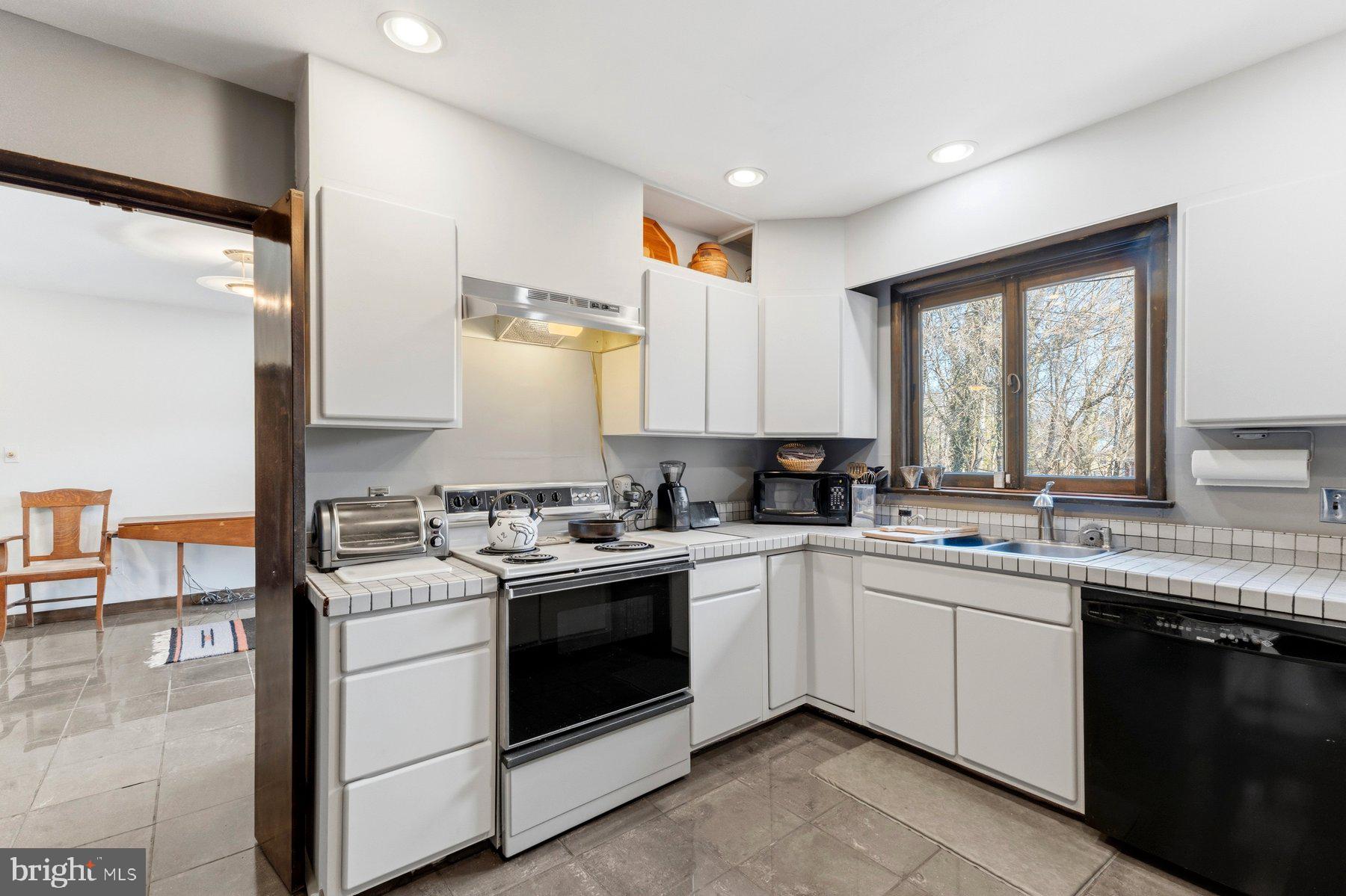 BURNT MILLS HILLS - Residential