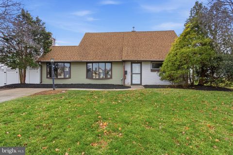 28 CLOISTER ROAD LEVITTOWN PA 19057