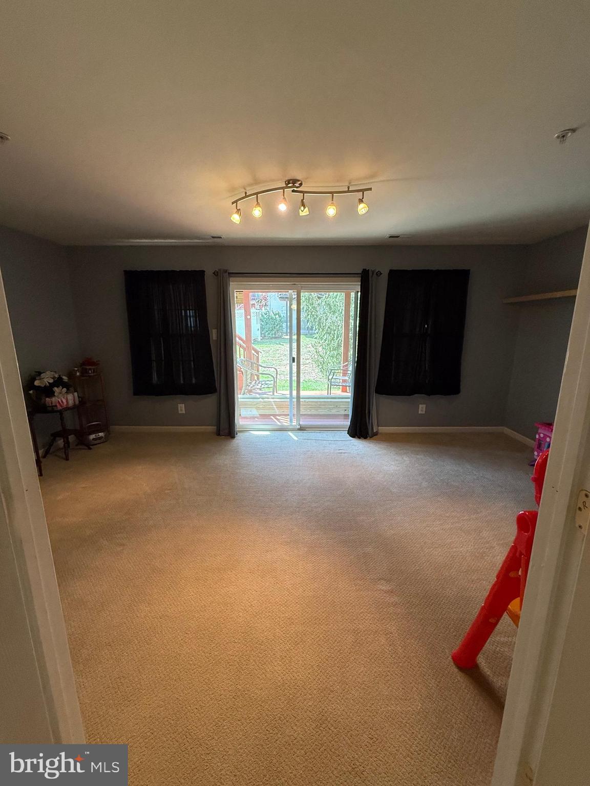 WHISPERING RIDGE - Residential