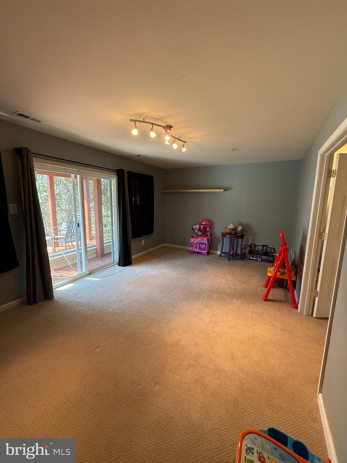 WHISPERING RIDGE - Residential