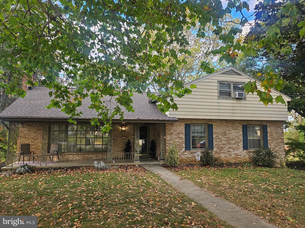 Photo of 1251 Ruxton Road, YORK, PA 17403 (MLS # PAYK2091236)