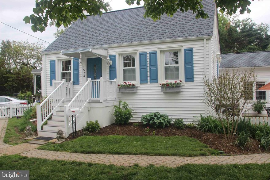 Fantastic Cape Cod in super accessible Westover, Arlington.  4 bed/ 3.5 baths Lots of space to spread out inside. Impressive main level suite addition with high ceilings and a large walk-in closet.  Upstairs  oasis with two additional bedrooms and shared bath. Great place for entertaining  with a large outdoor patio with lush landscaping. So many extras make this home a dream: tons of storage, off-street hardscaped parking,  The Highland Park charmer is a stonesthrow to everything and sits on a well lit street.   Arlington Schools!!!
Pets case by case.