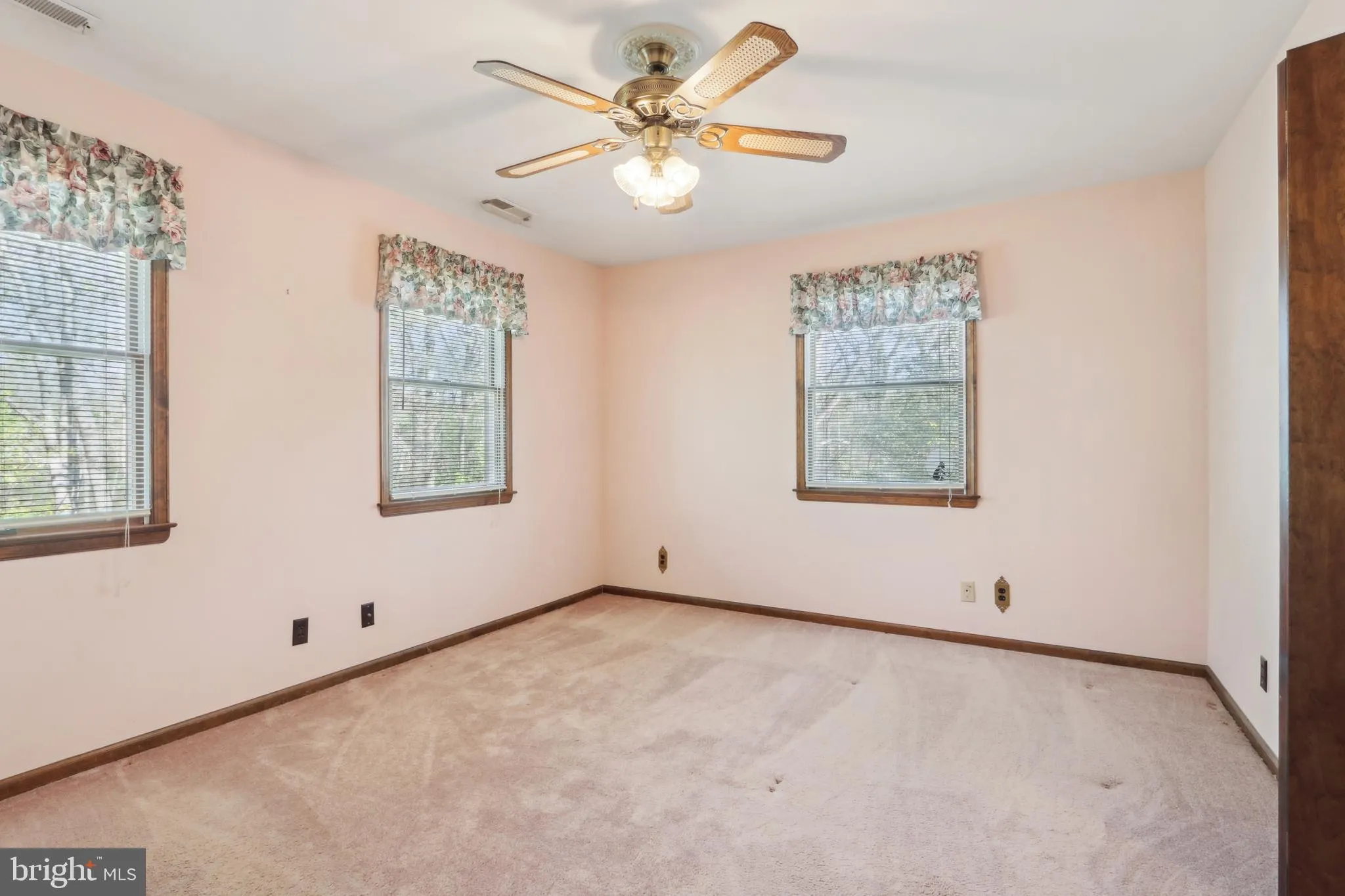 Vineland, New Jersey 08361, United States, 4 Bedrooms Bedrooms, ,3 BathroomsBathrooms,Residential,Pending,119546