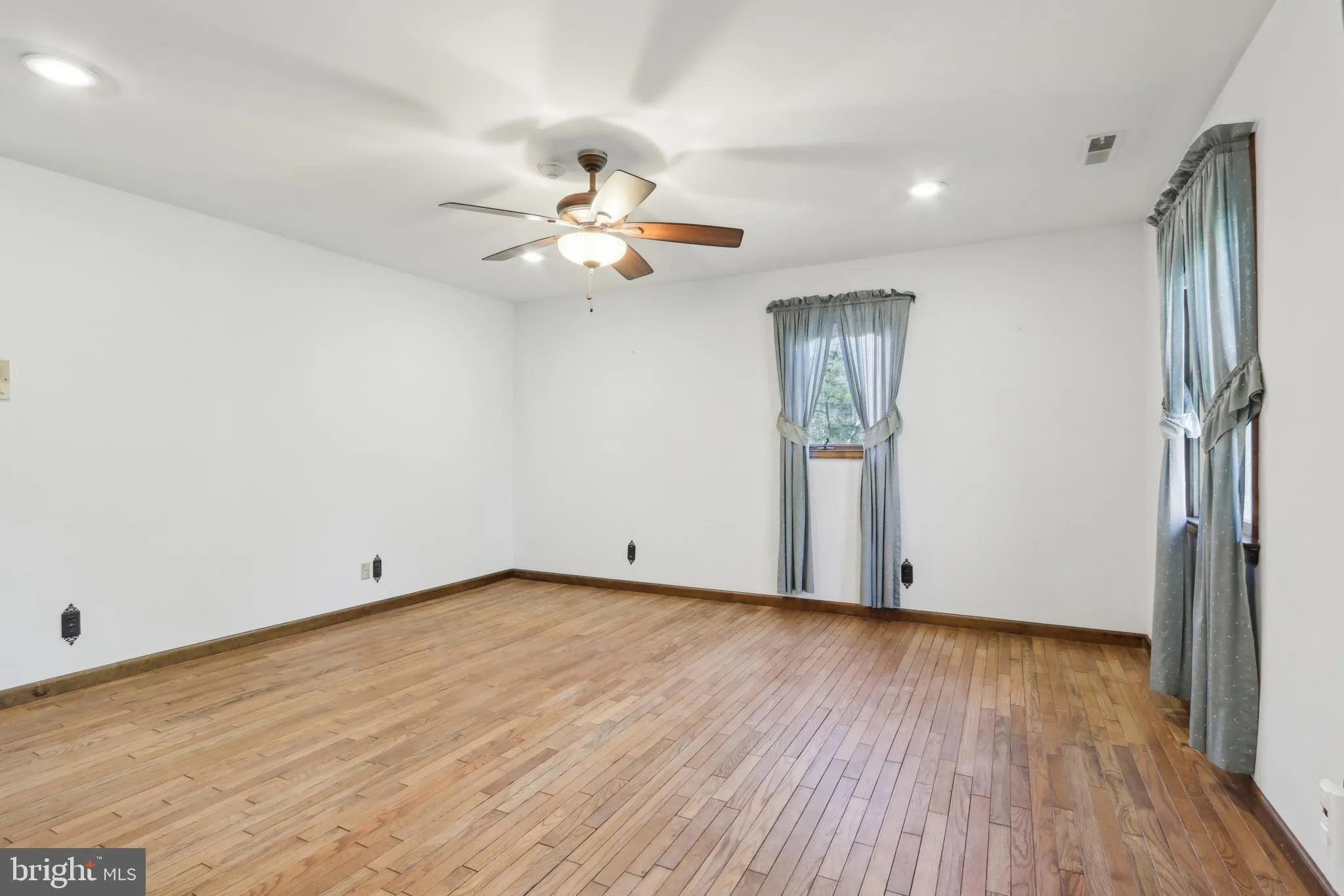 Vineland, New Jersey 08361, United States, 4 Bedrooms Bedrooms, ,3 BathroomsBathrooms,Residential,Pending,119546