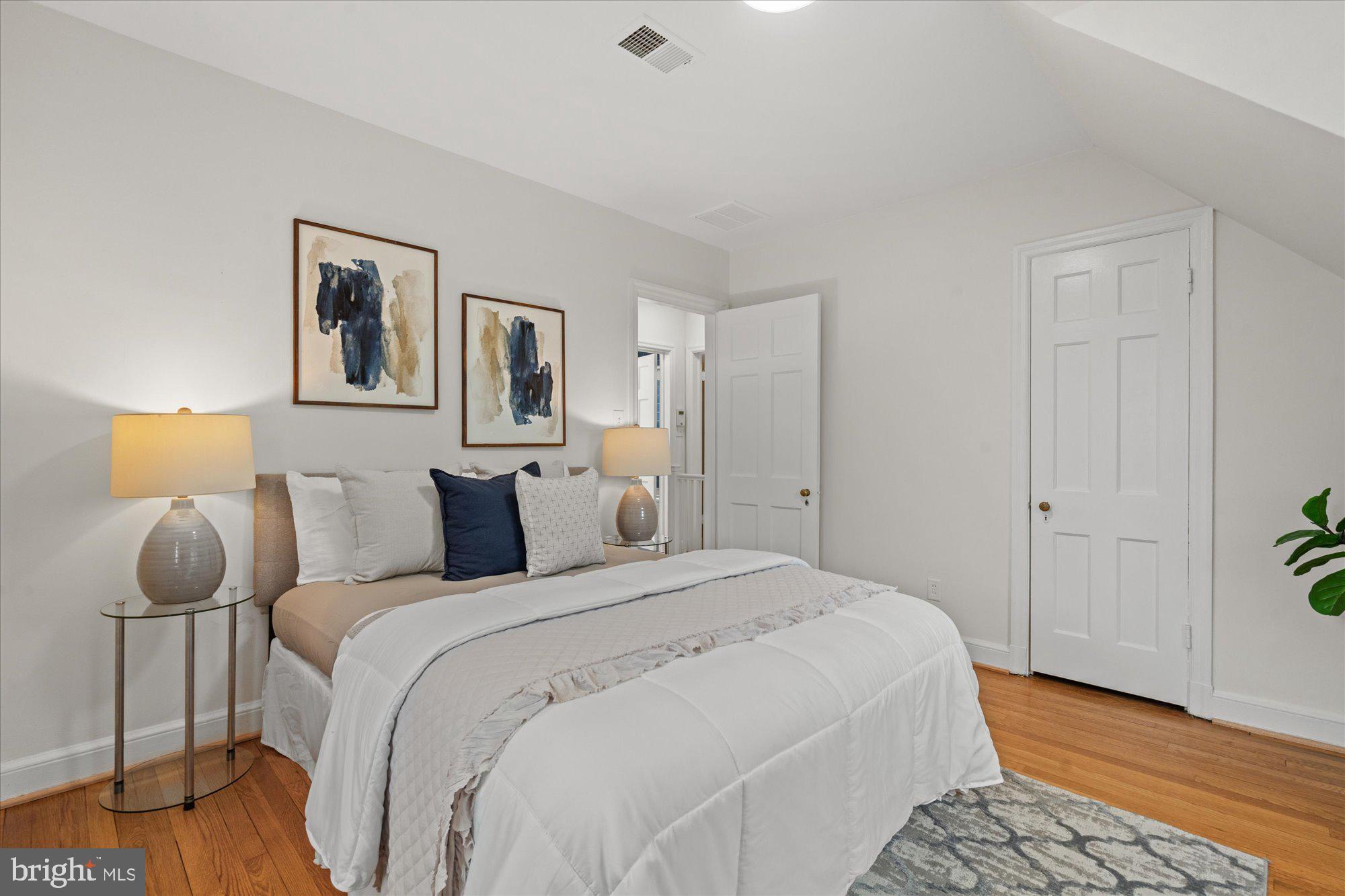 ENGLISH VILLAGE - Residential