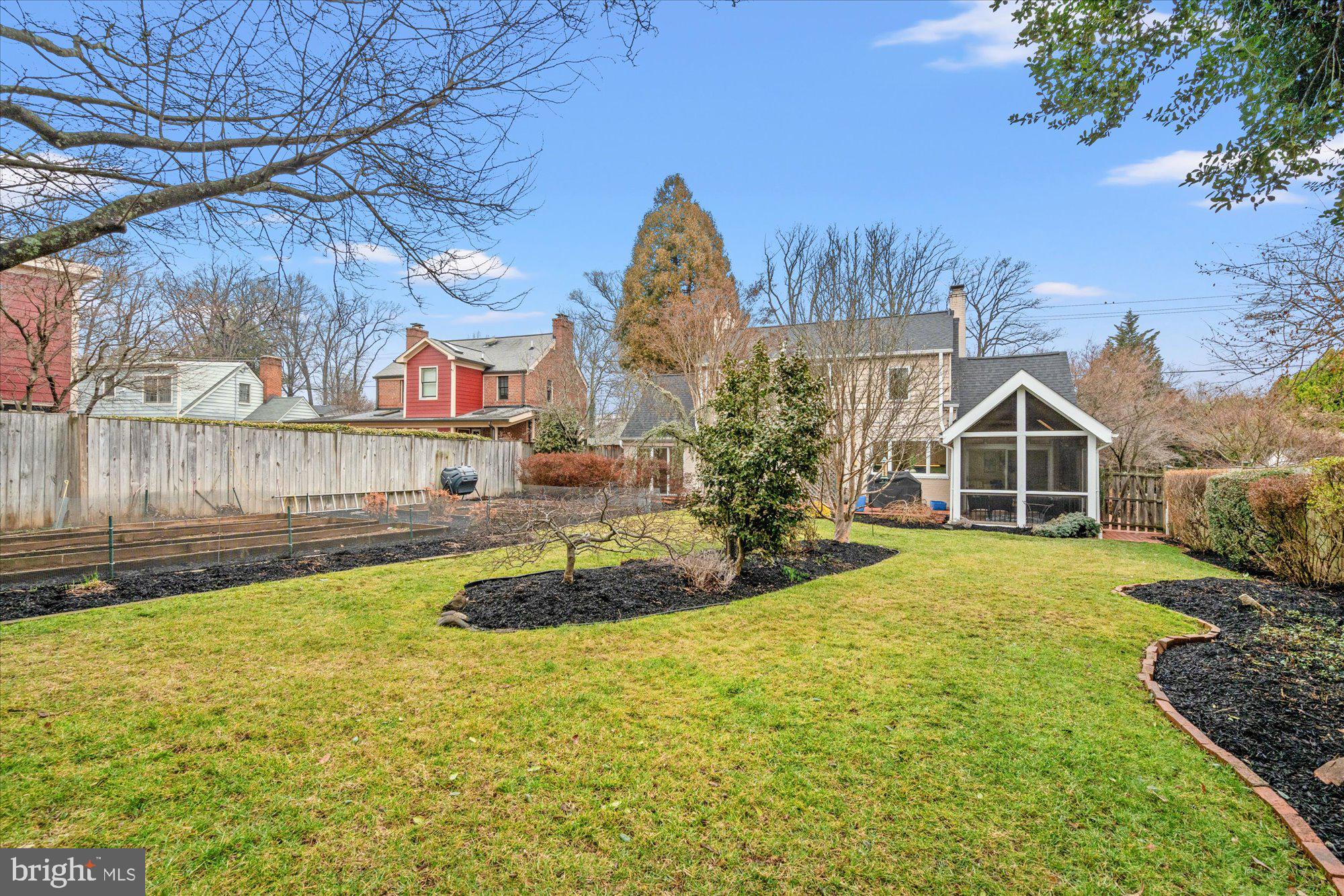 ENGLISH VILLAGE - Residential