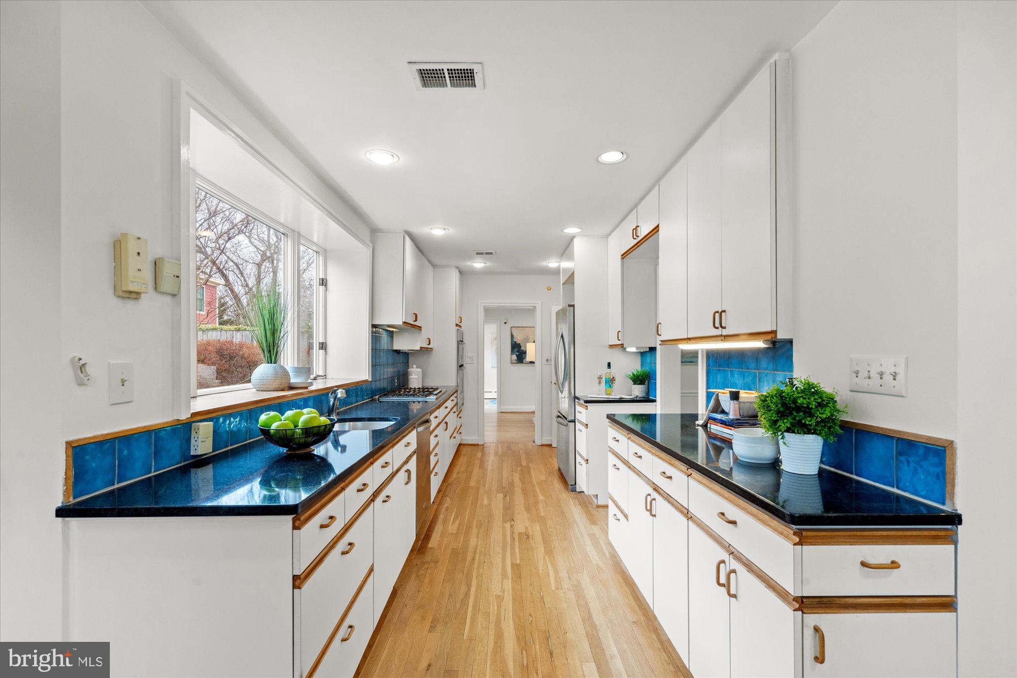 ENGLISH VILLAGE - Residential