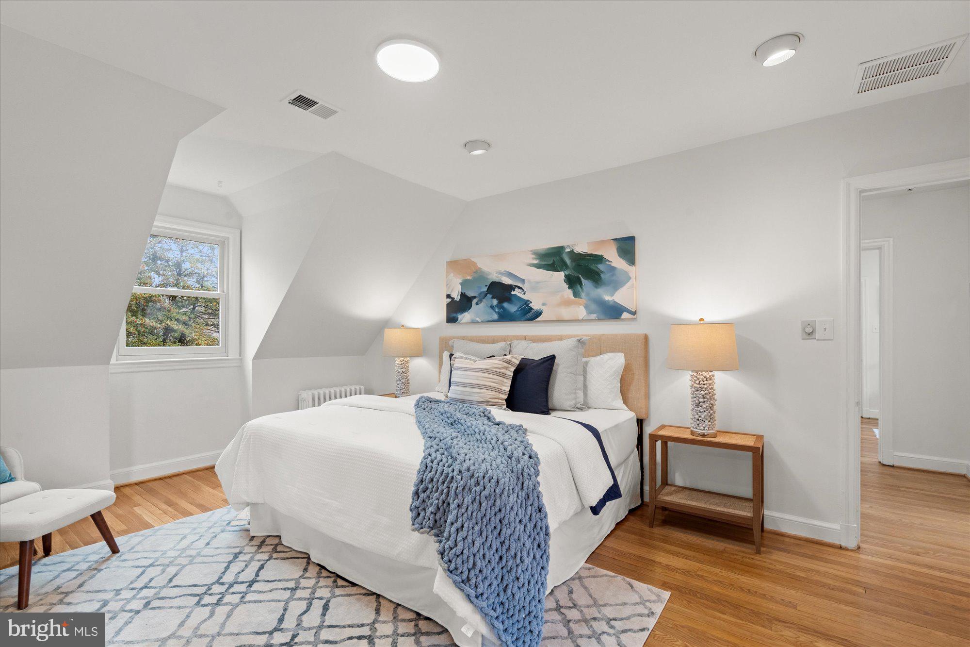 ENGLISH VILLAGE - Residential