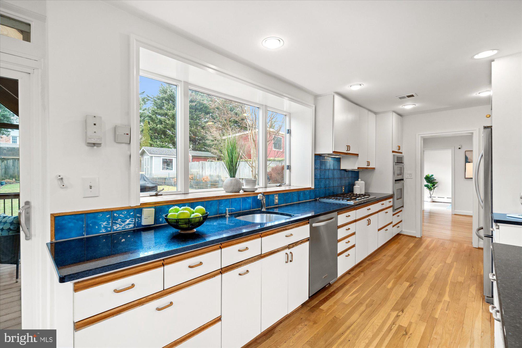 ENGLISH VILLAGE - Residential