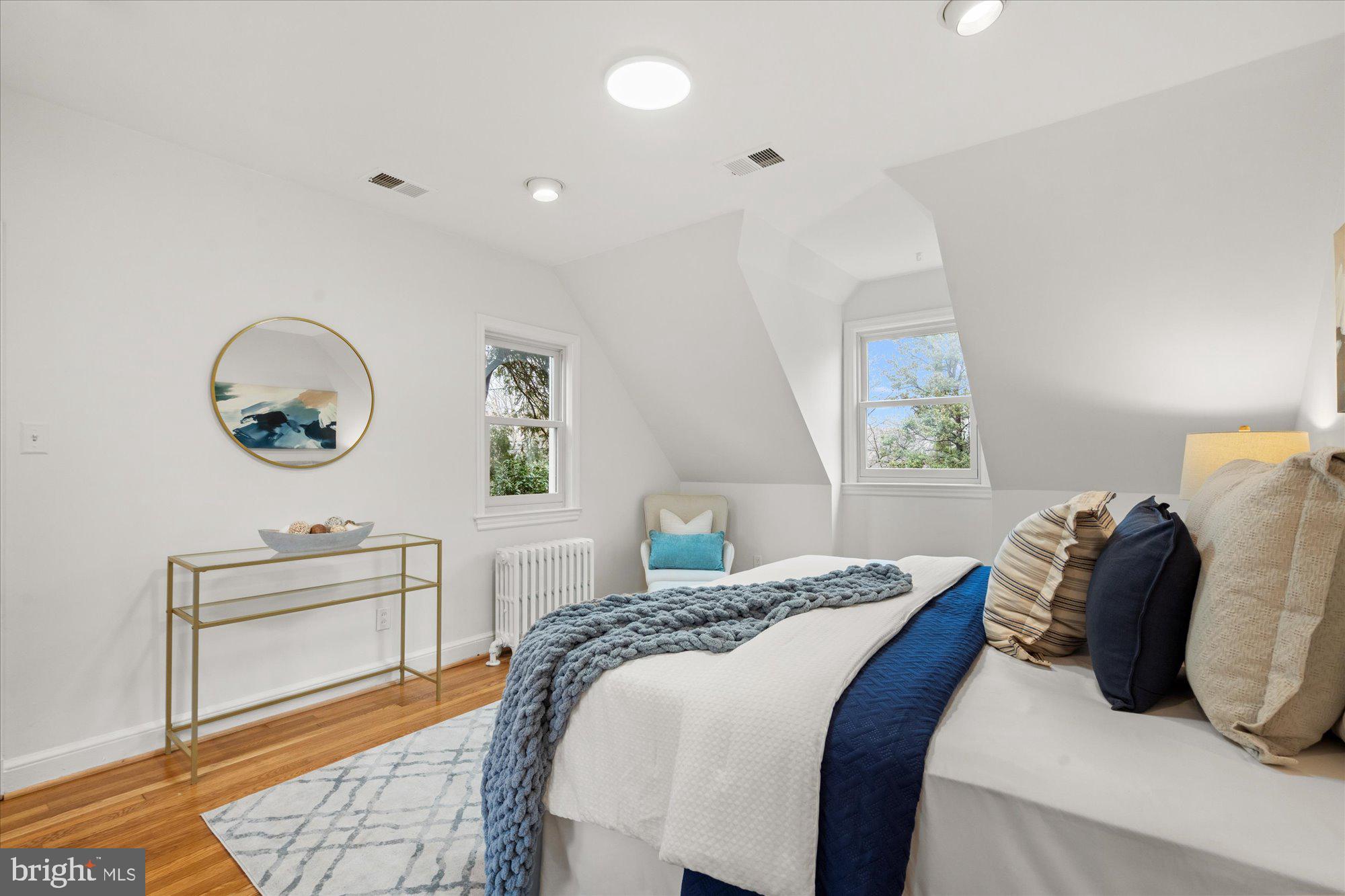 ENGLISH VILLAGE - Residential