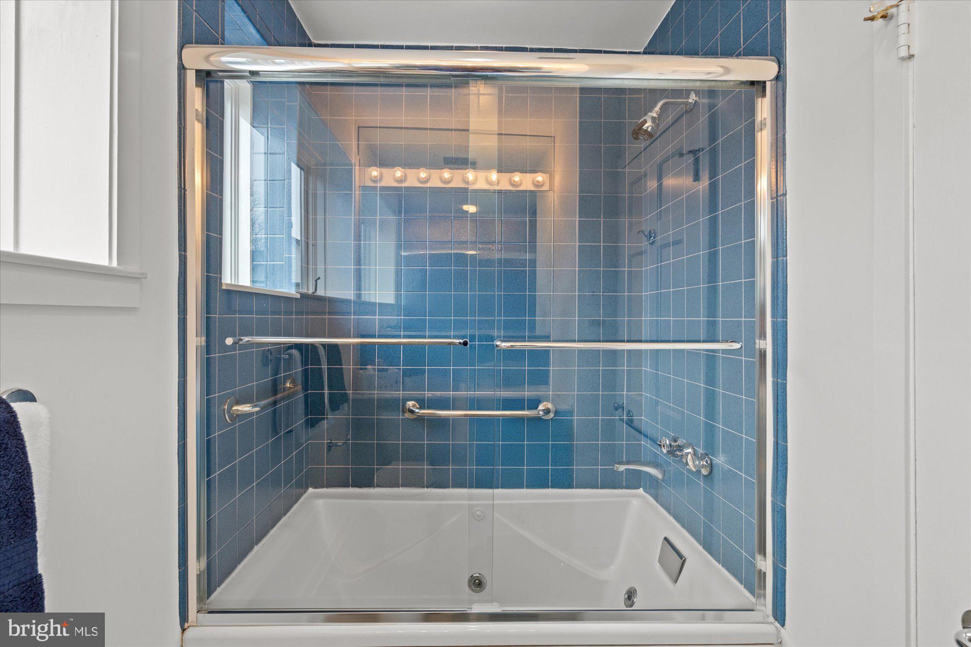 ENGLISH VILLAGE - Residential