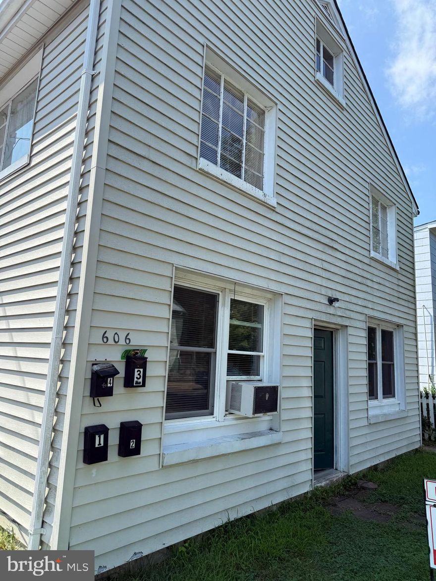 VACANT AND SOME UPGRADES IN PROCESS INCLUDING NEW STAINLESS DISHWASHER, NEW MICROWAVE.**NEW CARPET WILL BE INSTALLED ASAP IN LIVING ROOM***2 SPACIOUS BEDROOMS WITH 1 FULL BATHROOM, FULL KITCHEN WITH REFRIGERATOR AND STOVE WITH LOTS OF COUNTERTOPS****OPEN PARKING OUTSIDE, RENT INCLUDES WATER & SEWER, TENANT PAYS GAS AND ELECTRIC AND FOR TRASH SERVICE***COIN MACHINE WASHER/DRYER IN BASEMENT. PLENTY OF STREET PARKING -CONVENIENT LOCATION IN HISTORIC FREDERICKSBURG. APPLY ON OUR COMPANY WEBSITE.**OWNER IS LICENSED VA REAL ESTATE AGENT