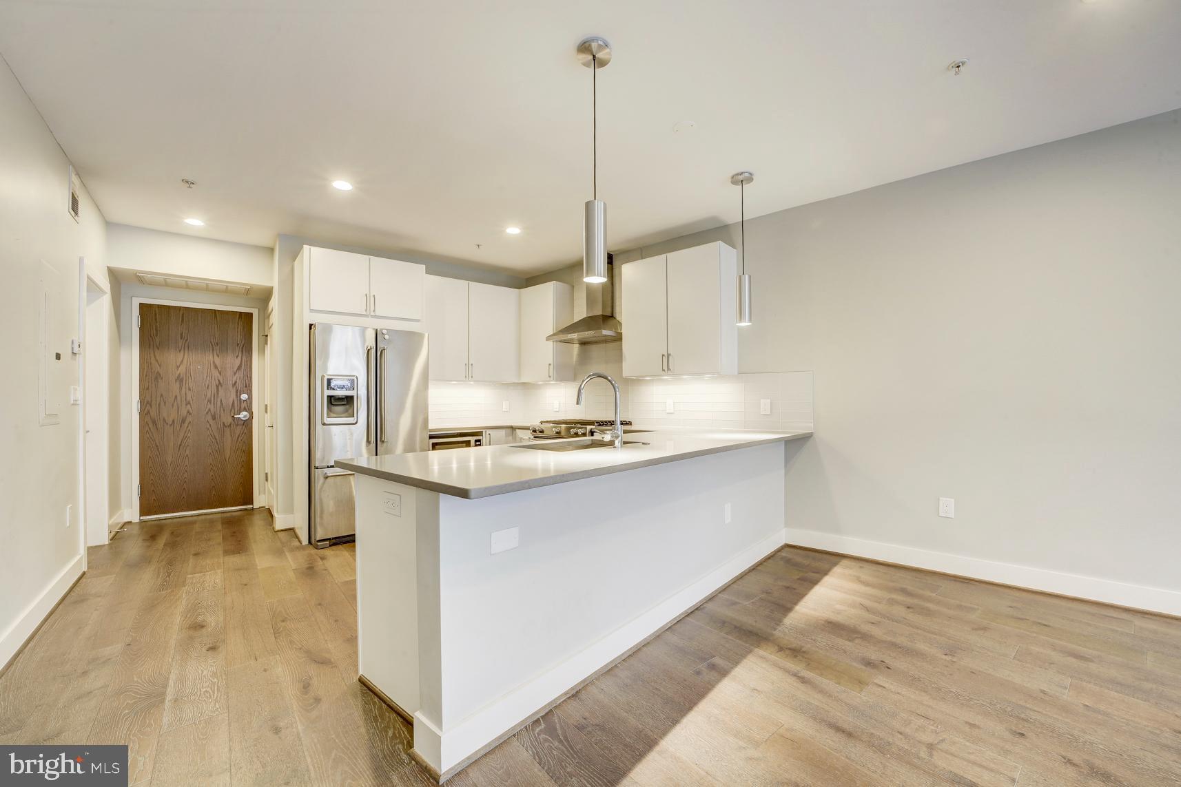 2337 CHAMPLAIN NW 102