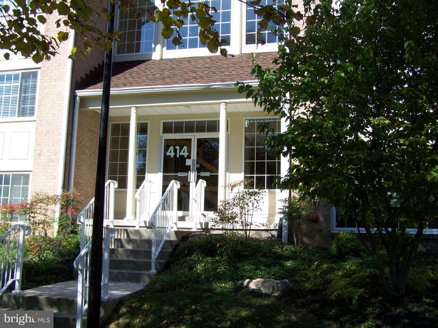 REMODELED CONDO IN SUPERB CONDITION! UNIQUE,  COMPLETELY REMODELED KITCHEN WITH EVERYTHING REDONE. SUBWAY TILE, KOEHLER MASTER CHEF STAINLESS OVERSIZED PREP SINK W/TOUCH FAUCET. ISLAND W/CONTRASTING SHAKER CABINETS, BUILT-IN SHELVES,  RECESSED UNDER-COUNTER LED LIGHTING, SLOW CLOSE CABINET DRAWERS AND ALL UPGRADED STAINLESS APPLIANCES. PRIVATE PATIO OFF KITCHEN AND LIVING ROOM. SEPARATE LAUNDRY WITH LAUNDRY TUB. CATHEDRAL CEILINGS. INSTALLED  SURROUND SOUND AND CAT 5 ETHERNET AVAILABLE IN ALL ROOMS. INTERIOR PLANTATION SHUTTERS. UNIQUE DINING AREA W/BUILT-IN CABINETS. LIVING ROOM W/GAS FIREPLACE. RECESSED LIGHTING THROUGHOUT. COMPLETELY PAINTED THROUGHOUT IN GRAY. MASTER BEDROOM HAS WALK IN CLOSET W/BUILT-IN CABINETS THAT CAN BE USED AS AN OFFICE AND CLOSET. REPLACEMENT WINDOWS AND SLIDER. REPLACEMENT CARPET. YOU WILL LOVE IT.