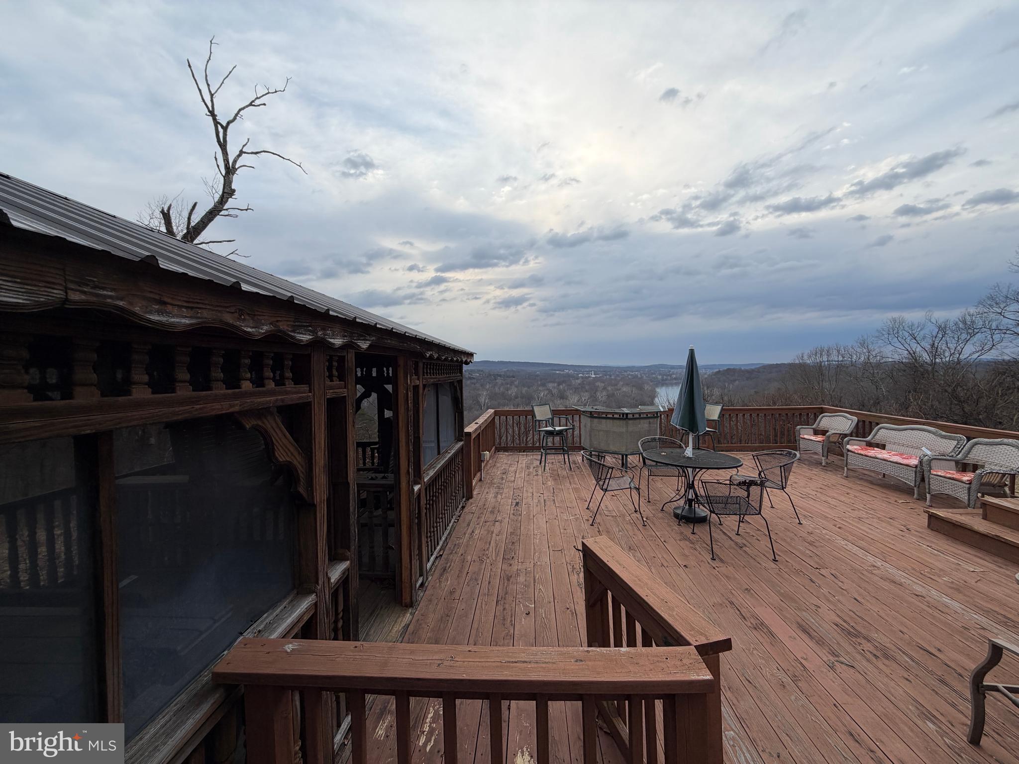 HAWKS NEST - Residential