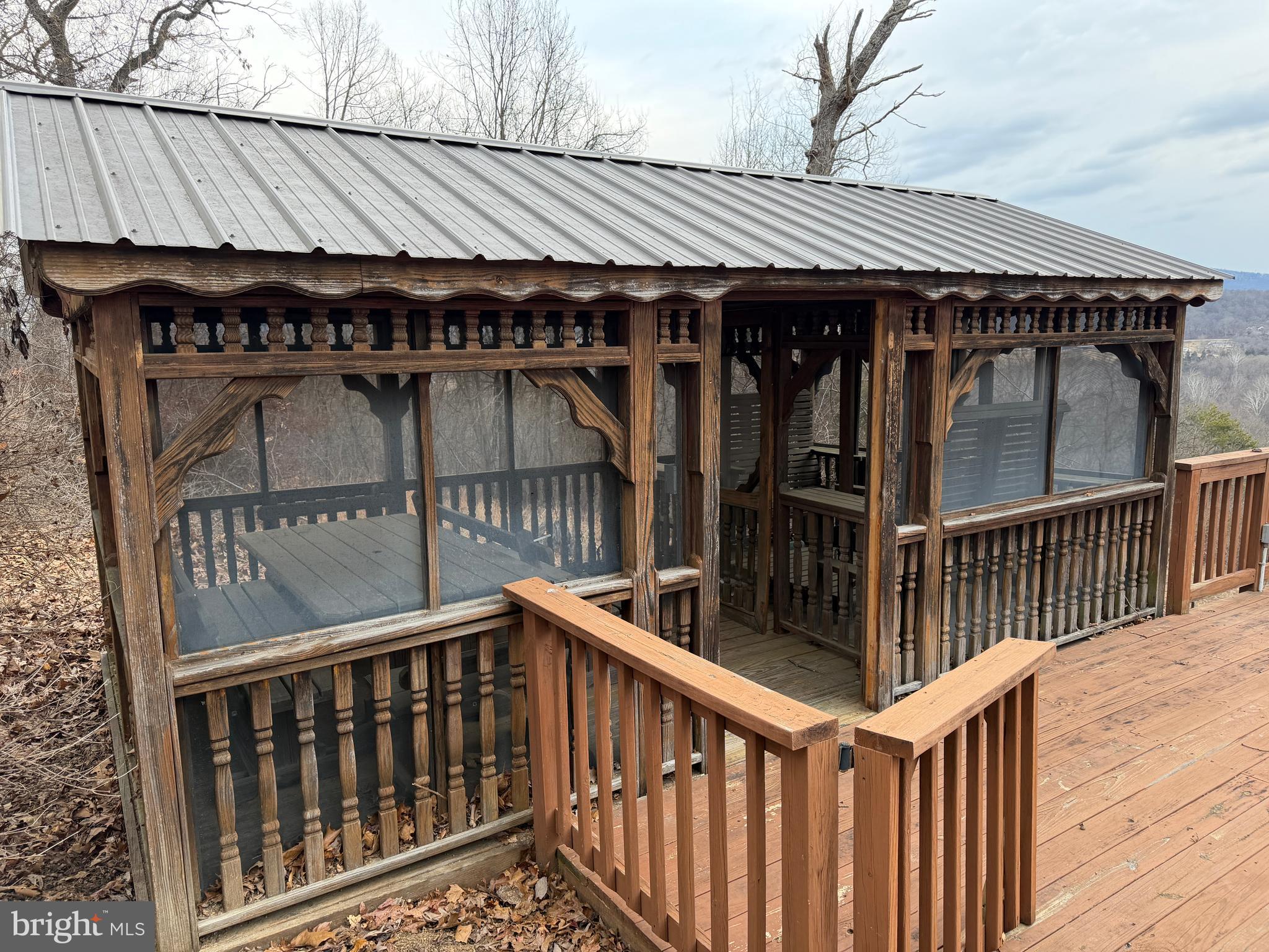 HAWKS NEST - Residential