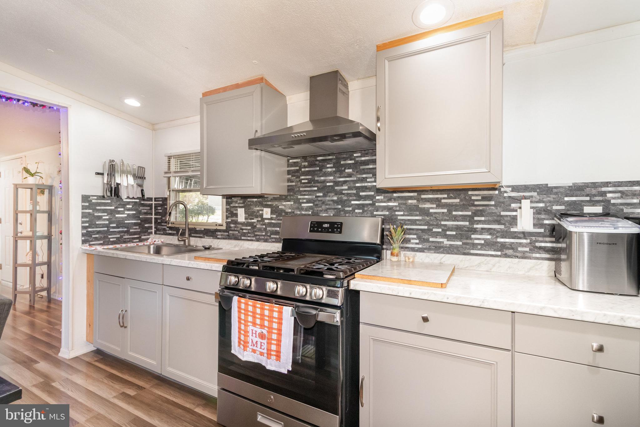 COUNTRY MANOR WEST - Residential