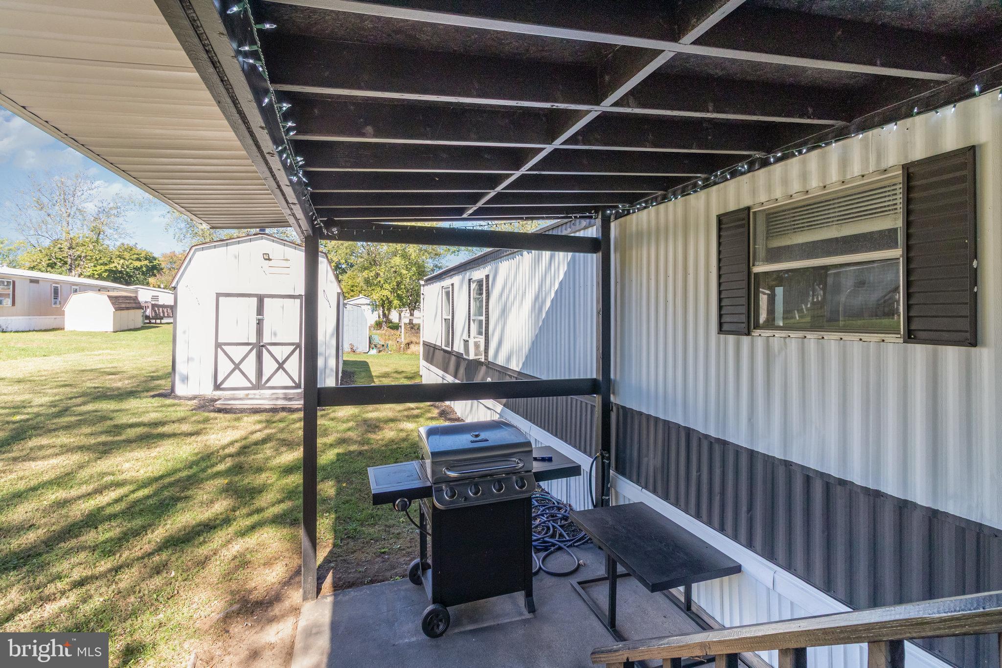 COUNTRY MANOR WEST - Residential