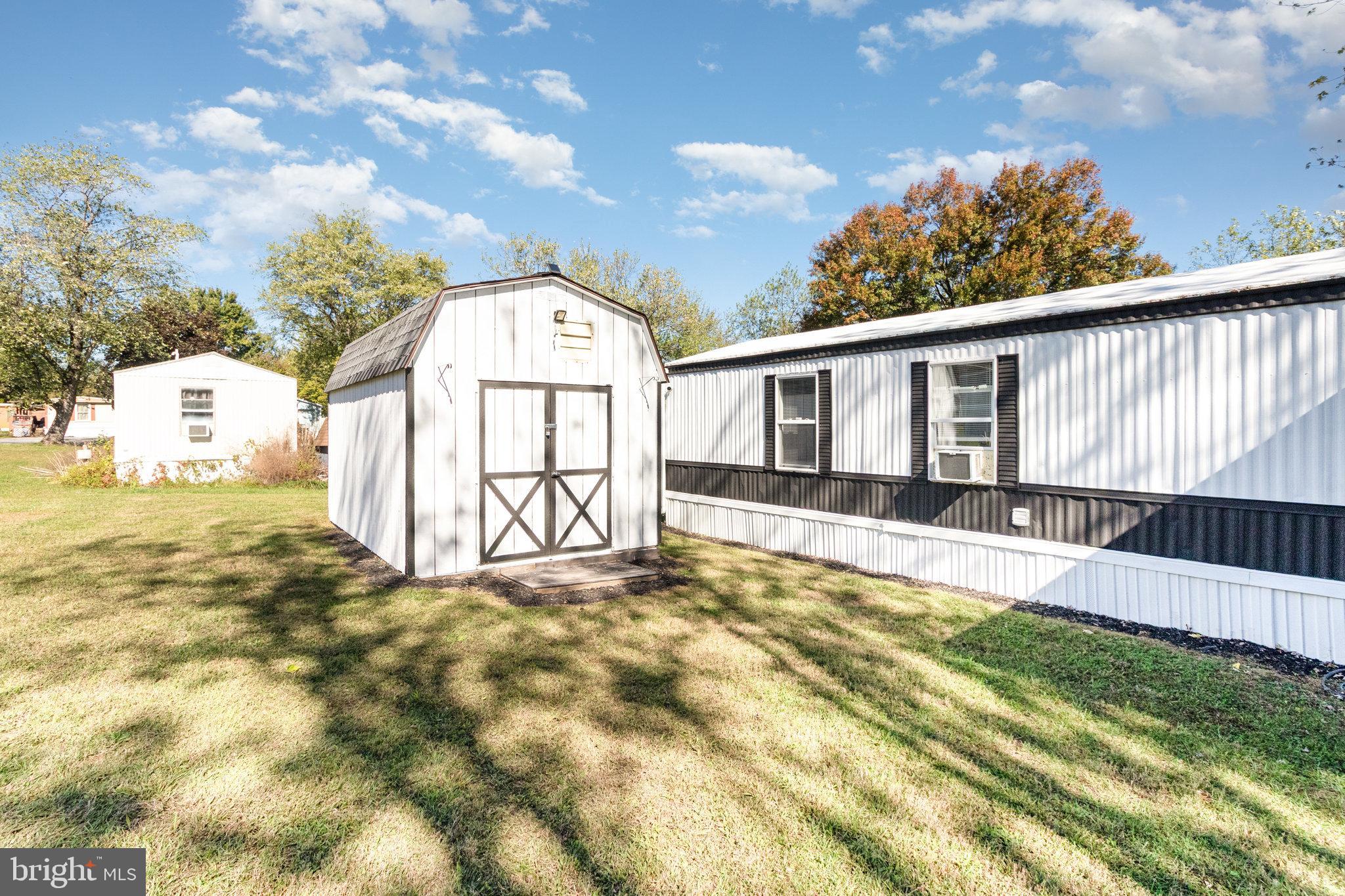 COUNTRY MANOR WEST - Residential