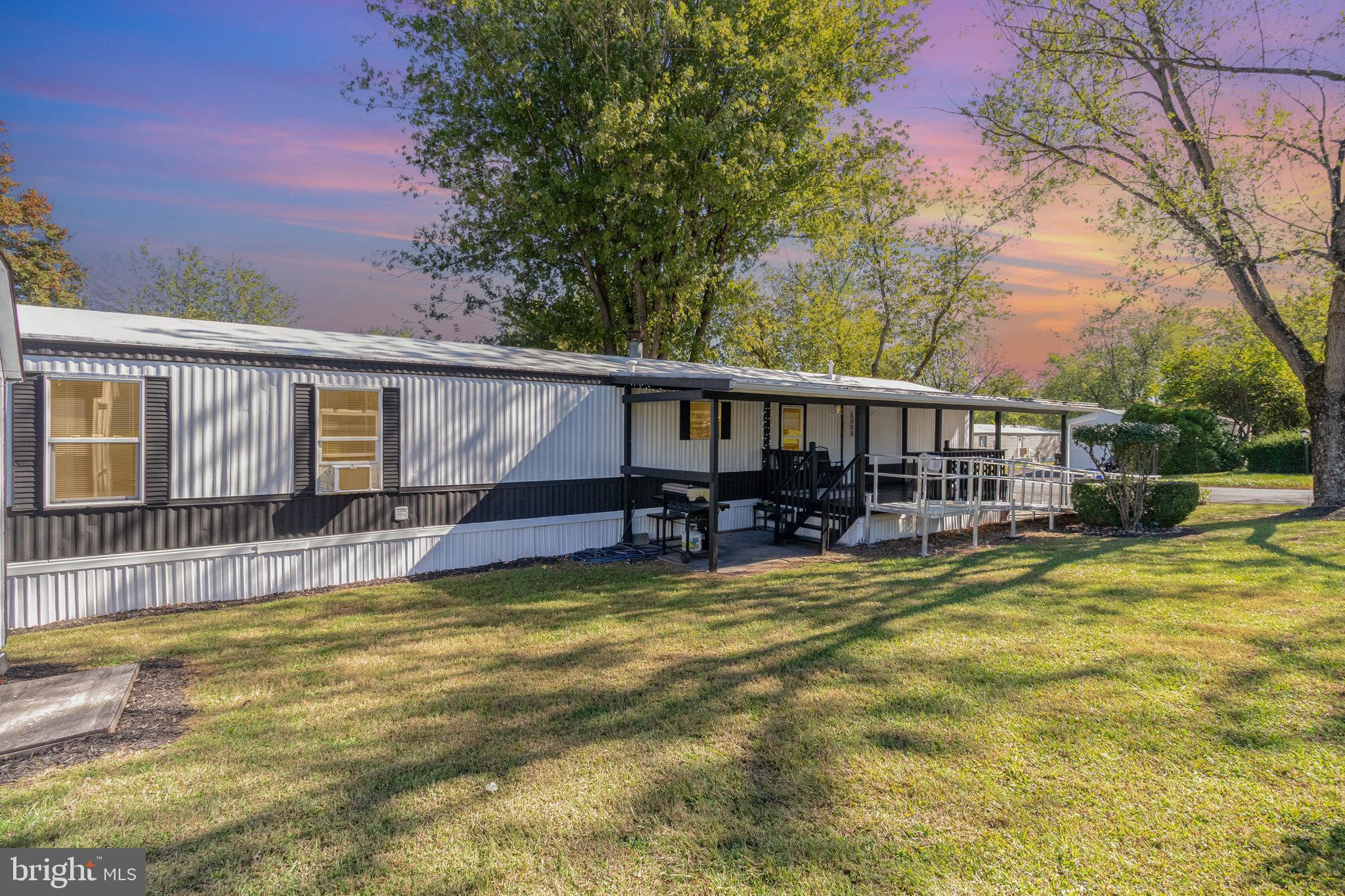 COUNTRY MANOR WEST - Residential