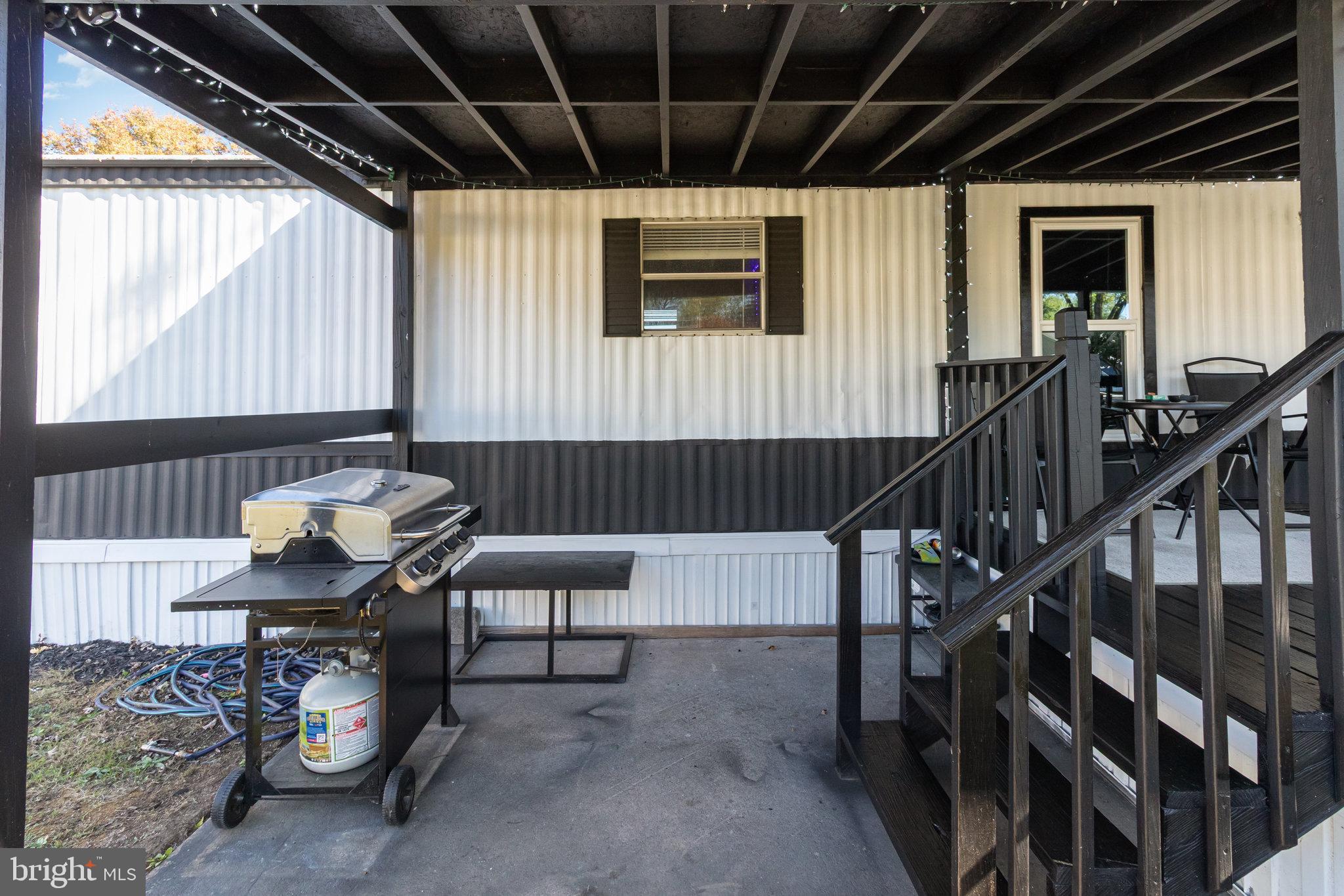 COUNTRY MANOR WEST - Residential