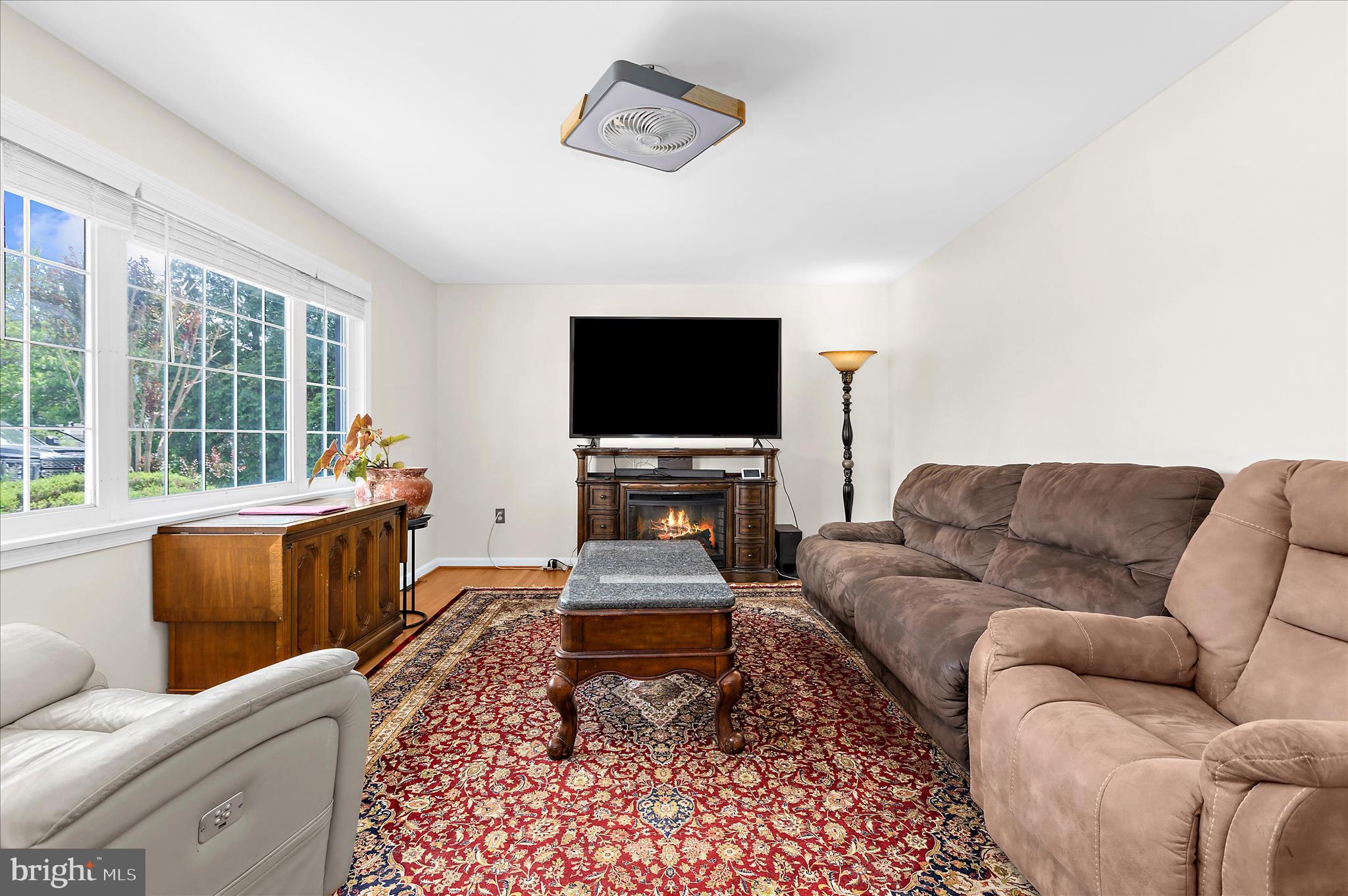 949 OAKDALE CIRCLE