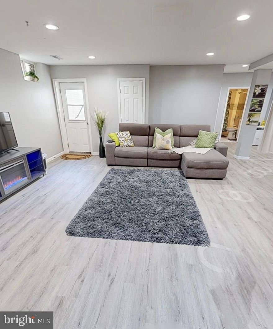 Modern 2BR/1BA Basement Apartment – Fully Renovated & All Utilities Included

Discover this beautifully updated 2-bedroom, 1-bathroom basement apartment featuring a private entrance, full kitchen, and in-unit washer & dryer. Enjoy a spacious layout with modern finishes throughout, perfect for comfortable everyday living.