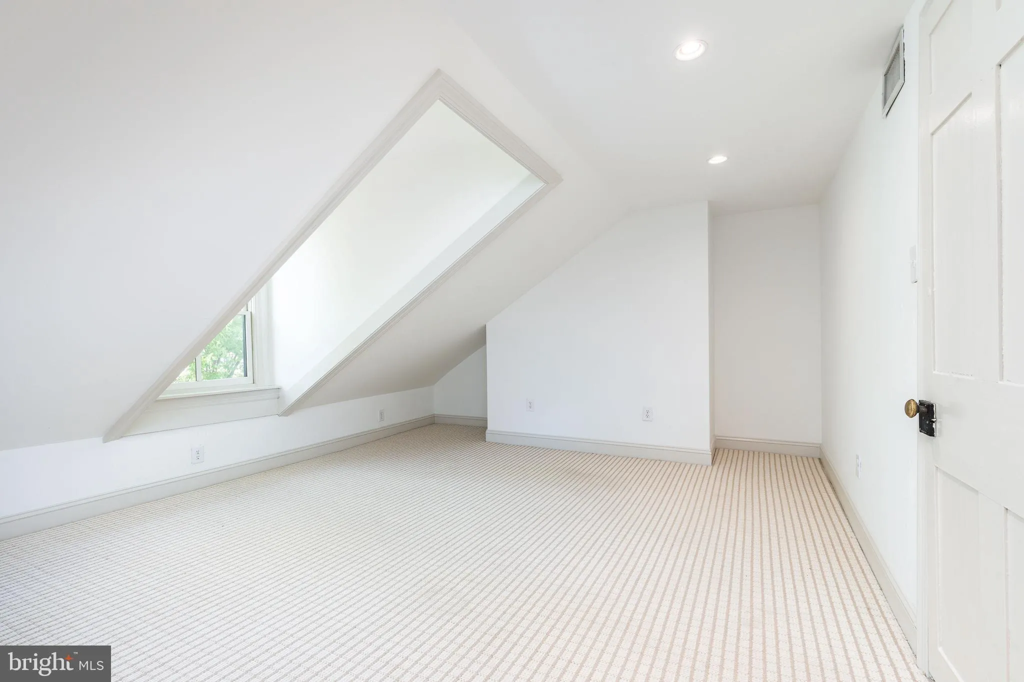 Philadelphia, Pennsylvania 19106, United States, 4 Bedrooms Bedrooms, ,4 BathroomsBathrooms,Residential,Contingent,120539