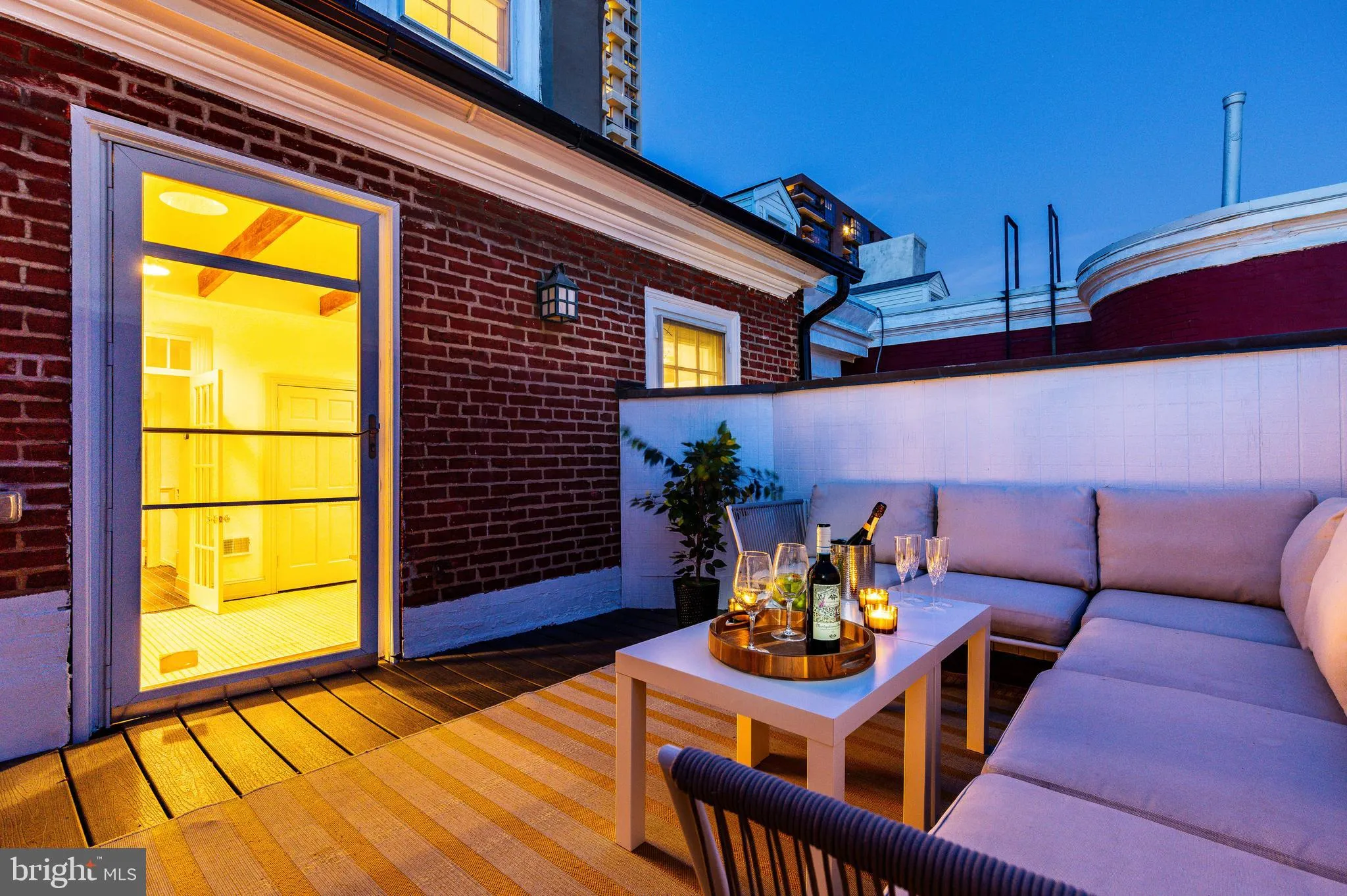 Philadelphia, Pennsylvania 19106, United States, 4 Bedrooms Bedrooms, ,4 BathroomsBathrooms,Residential,Contingent,120539