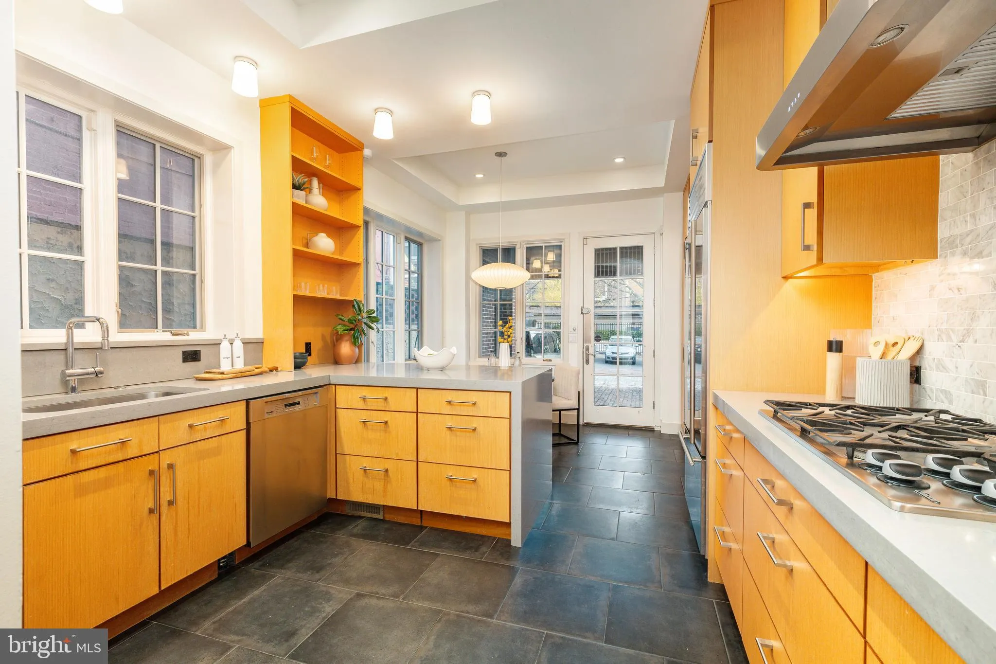 Philadelphia, Pennsylvania 19106, United States, 4 Bedrooms Bedrooms, ,4 BathroomsBathrooms,Residential,Contingent,120539