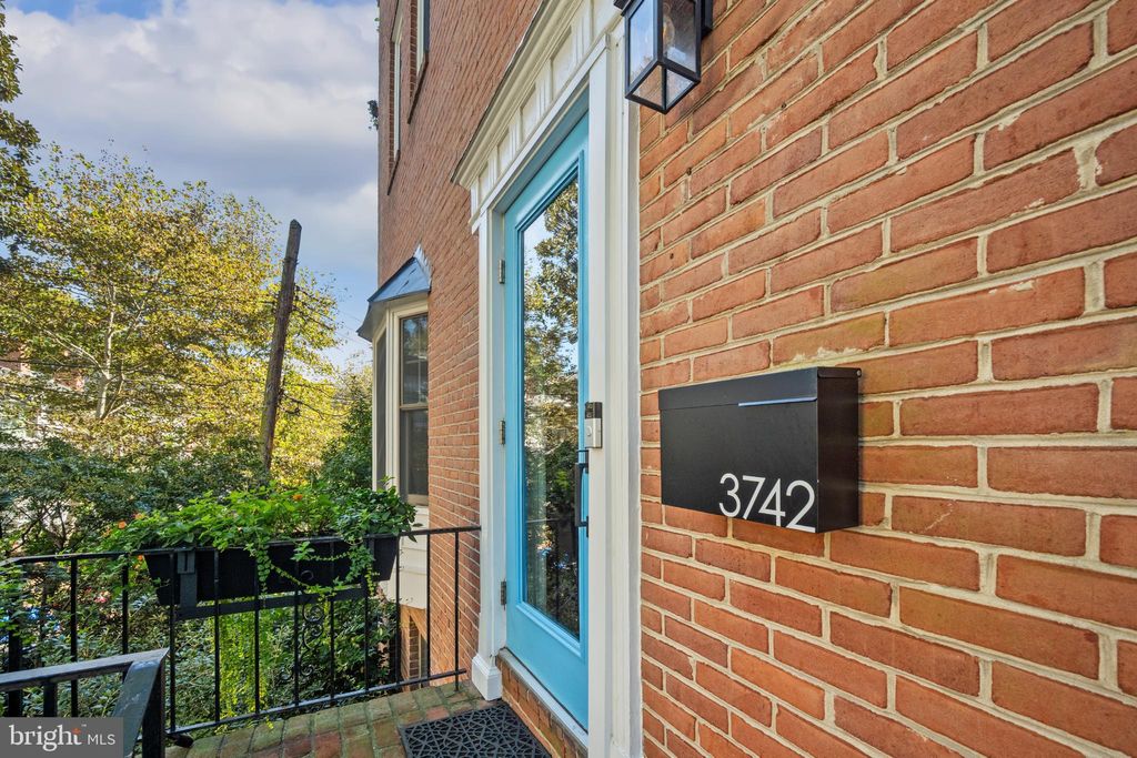 Photo of 3742 Jocelyn Street NW, WASHINGTON, DC 20015 (MLS # DCDC2227980)