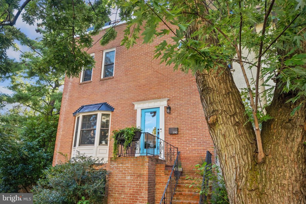 Photo of 3742 Jocelyn Street NW, WASHINGTON, DC 20015 (MLS # DCDC2227980)