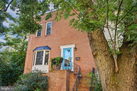 Photo of 3742 Jocelyn Street NW, WASHINGTON, DC 20015 (MLS # DCDC2227980)