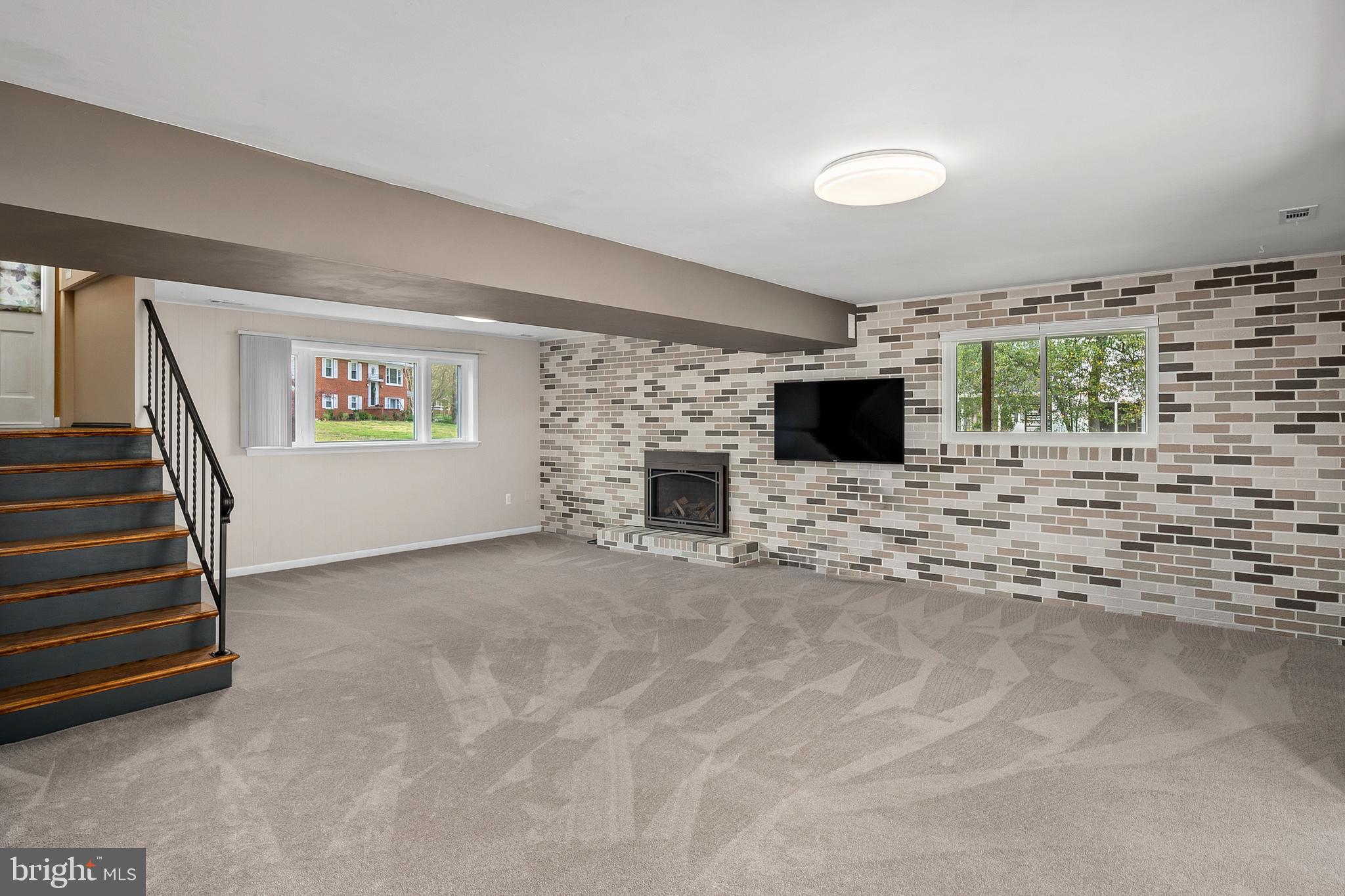 RIVA WOODS - Residential