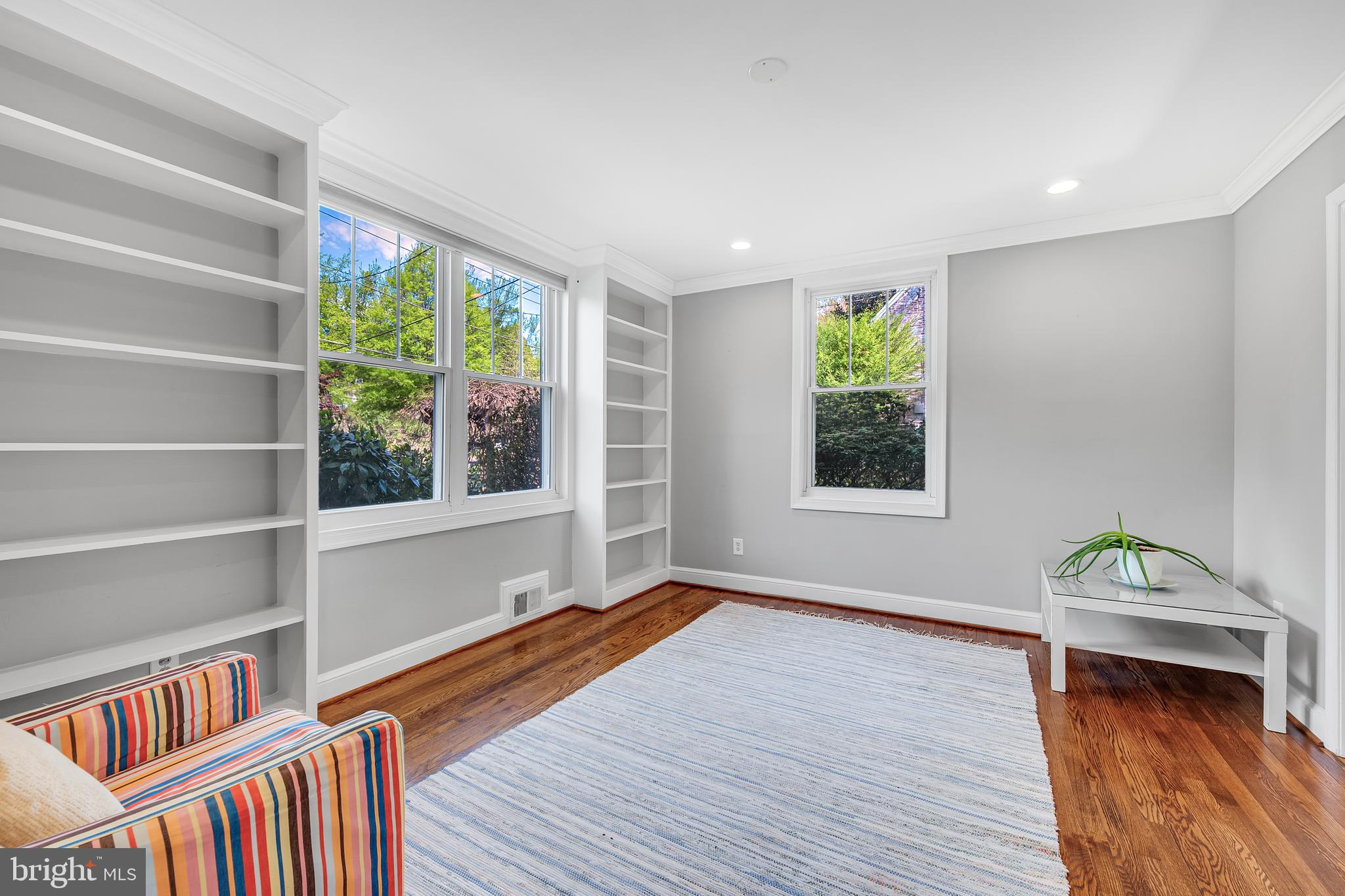 LARCHMONT KNOLLS - Residential