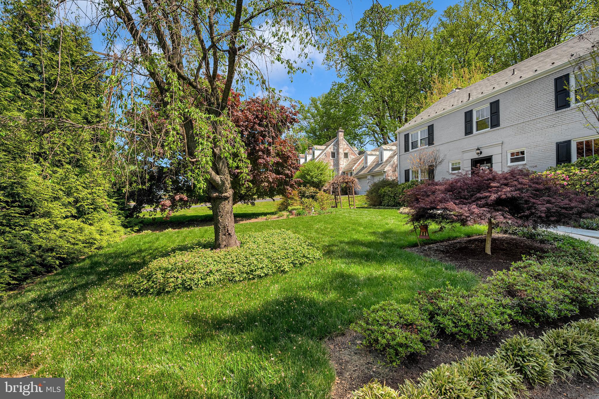 LARCHMONT KNOLLS - Residential