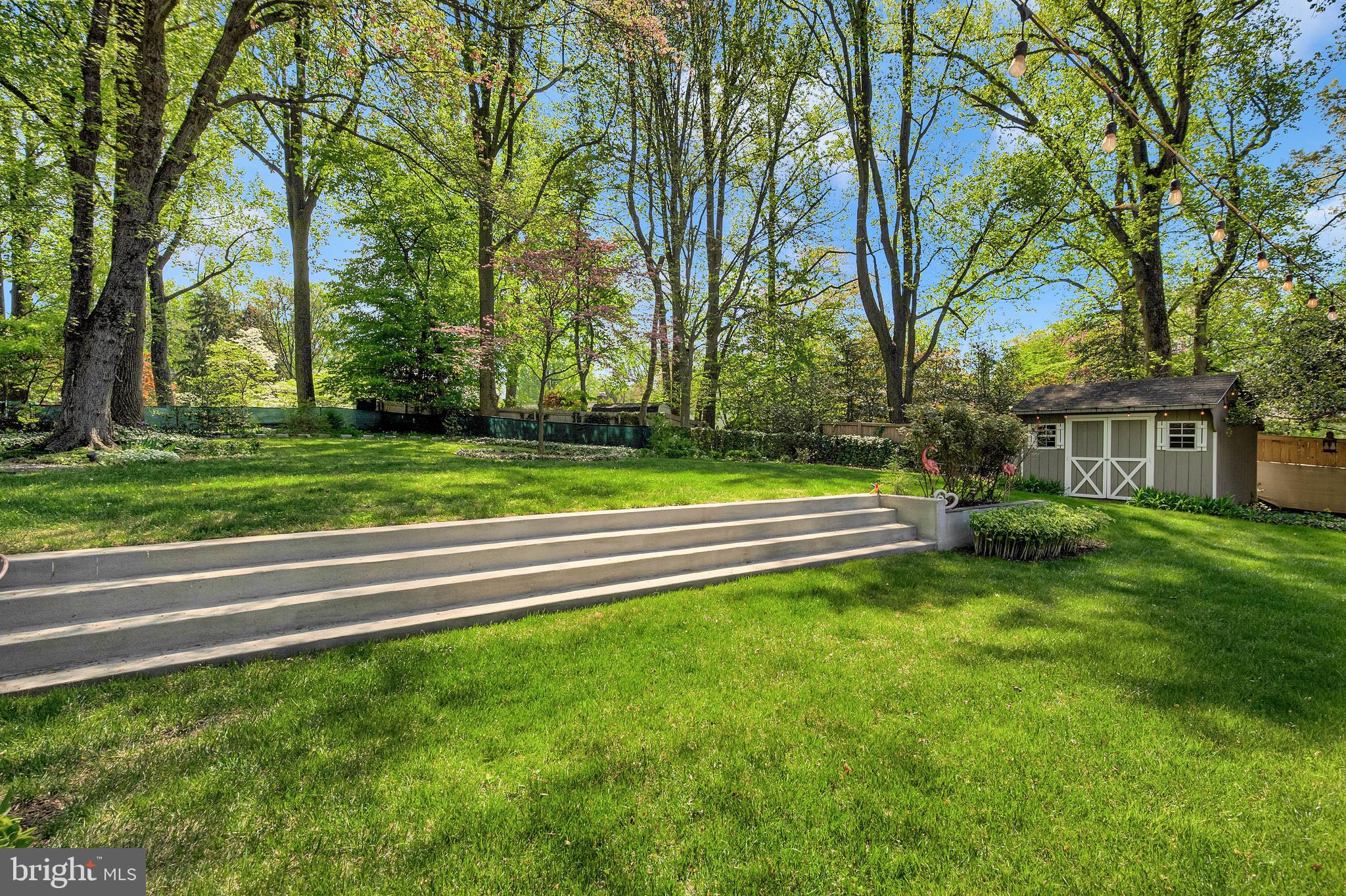 LARCHMONT KNOLLS - Residential