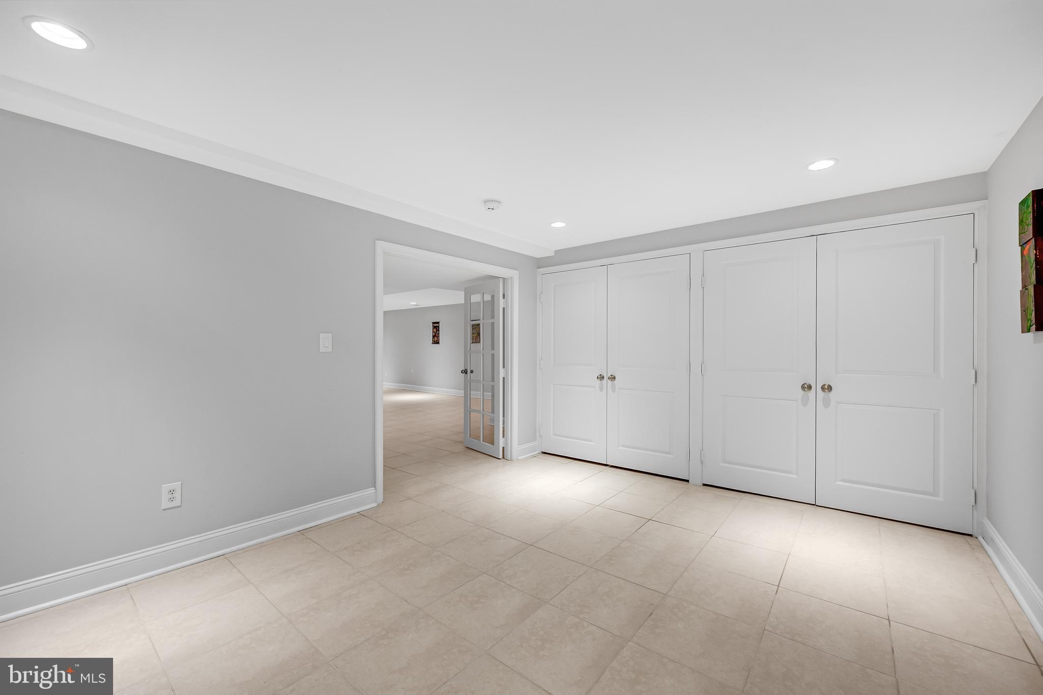 LARCHMONT KNOLLS - Residential