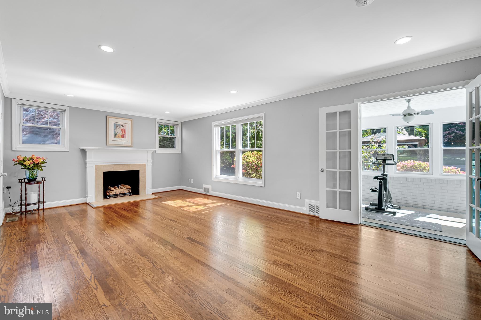 LARCHMONT KNOLLS - Residential
