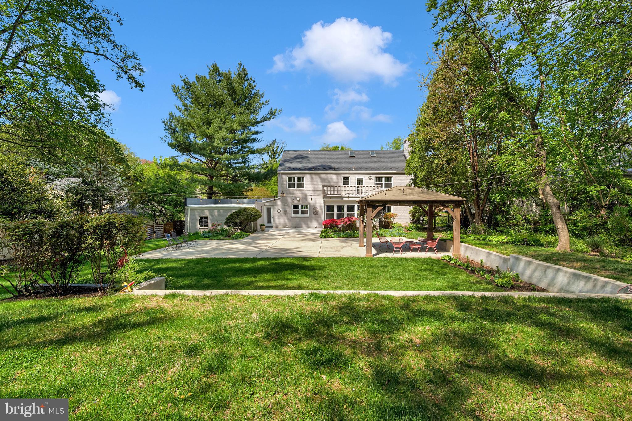 LARCHMONT KNOLLS - Residential