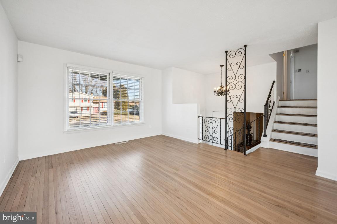 2211 CHESTNUT HILL DRIVE